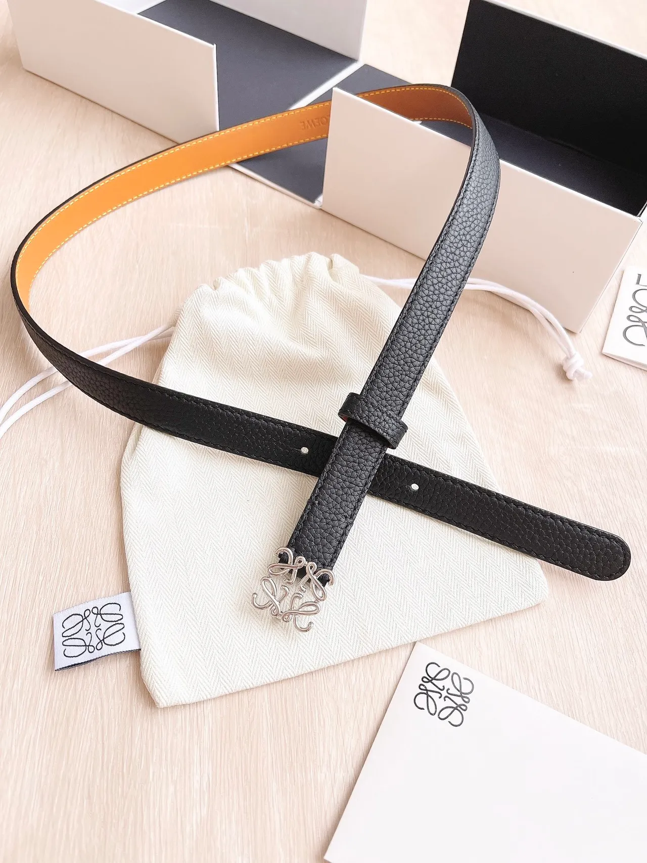 Loewe Anagram Belt কালো রূপালী সংকীর্ণ পেবল্ড লেদার বেল্ট 5