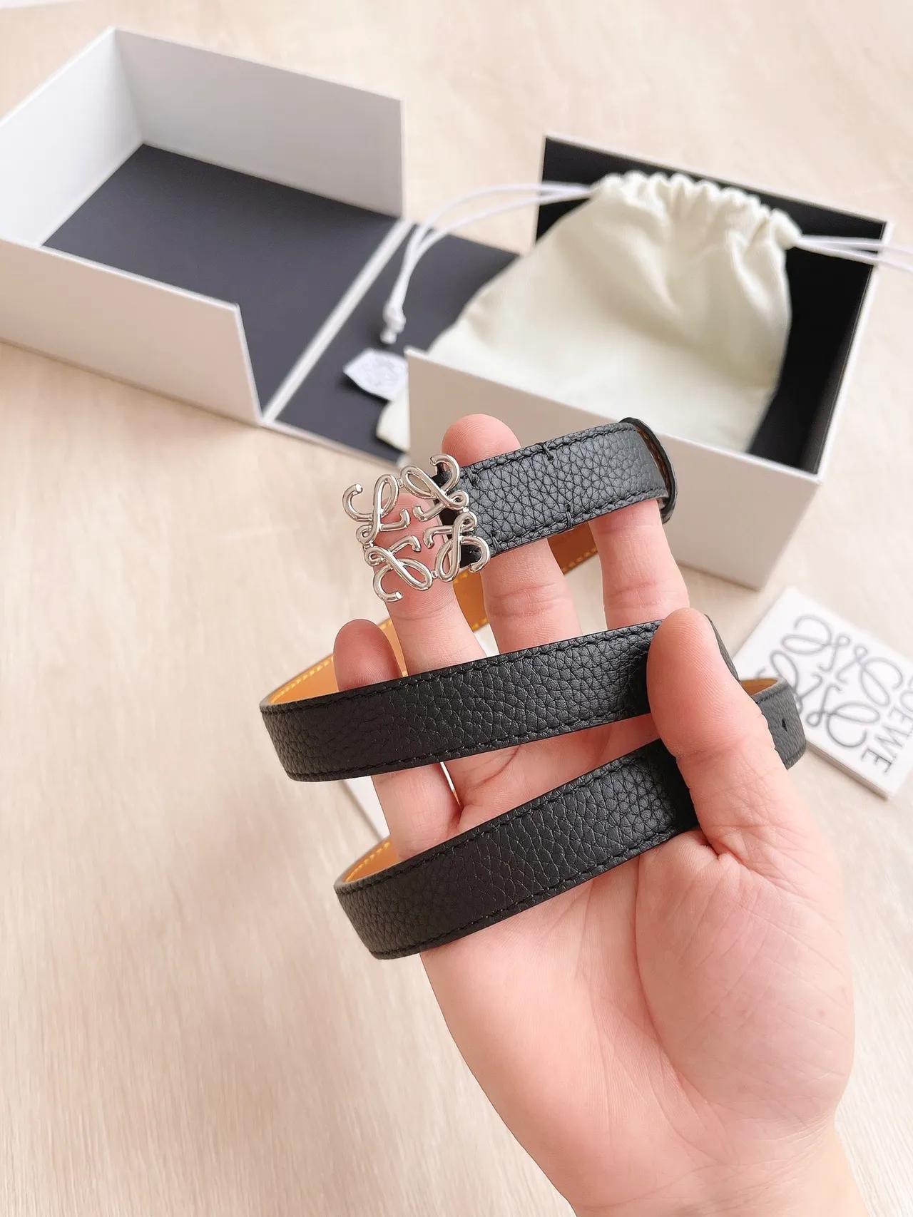 Loewe Anagram Belt কালো রূপালী সংকীর্ণ পেবল্ড লেদার বেল্ট 6