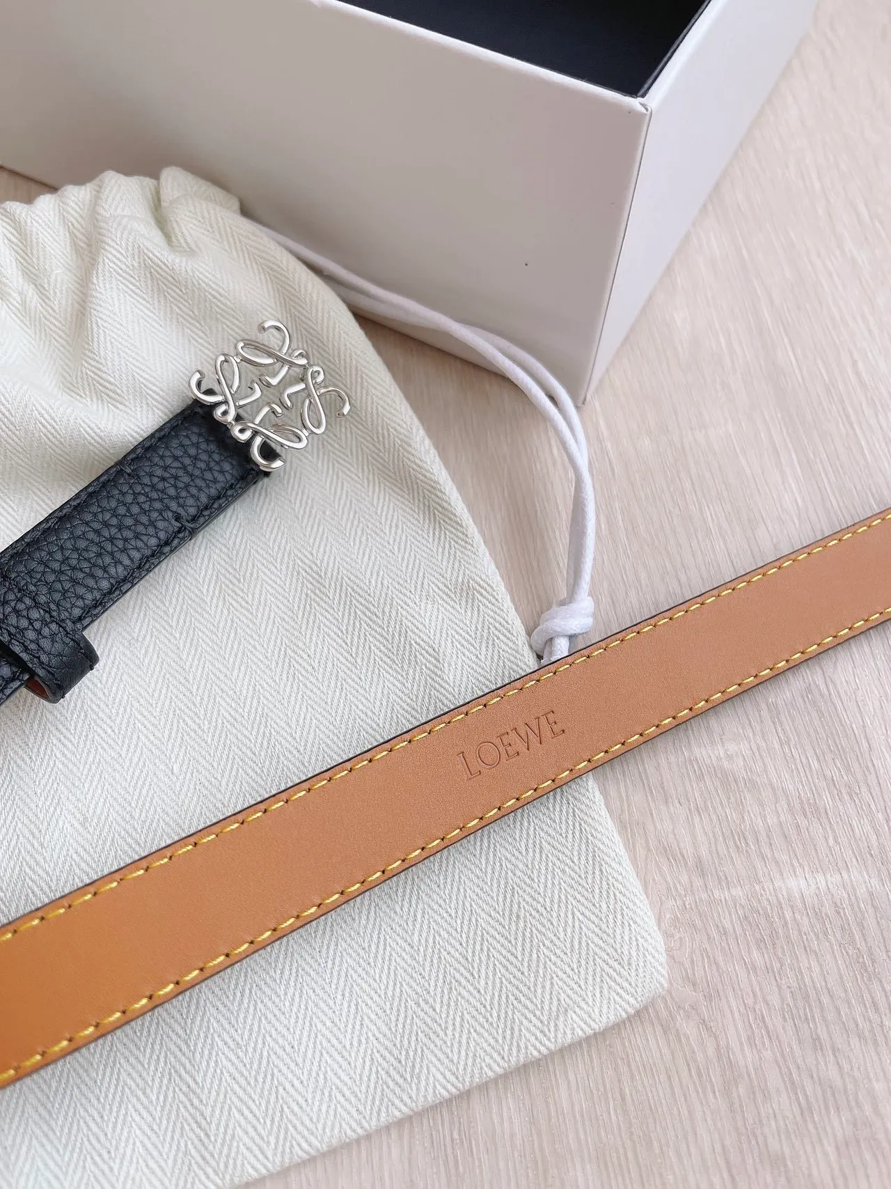 Loewe Anagram Belt কালো রূপালী সংকীর্ণ পেবল্ড লেদার বেল্ট 8