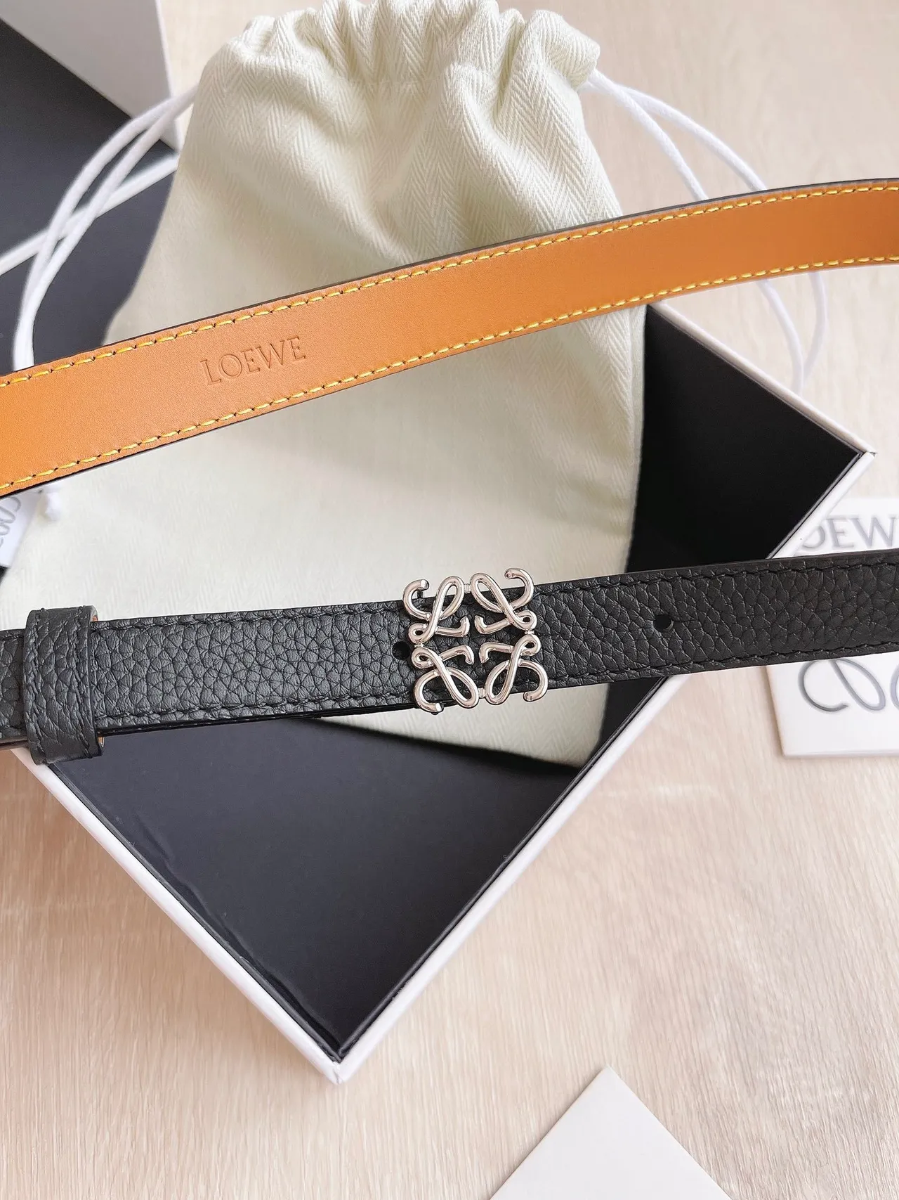 Loewe Anagram Belt কালো রূপালী সংকীর্ণ পেবল্ড লেদার বেল্ট 9