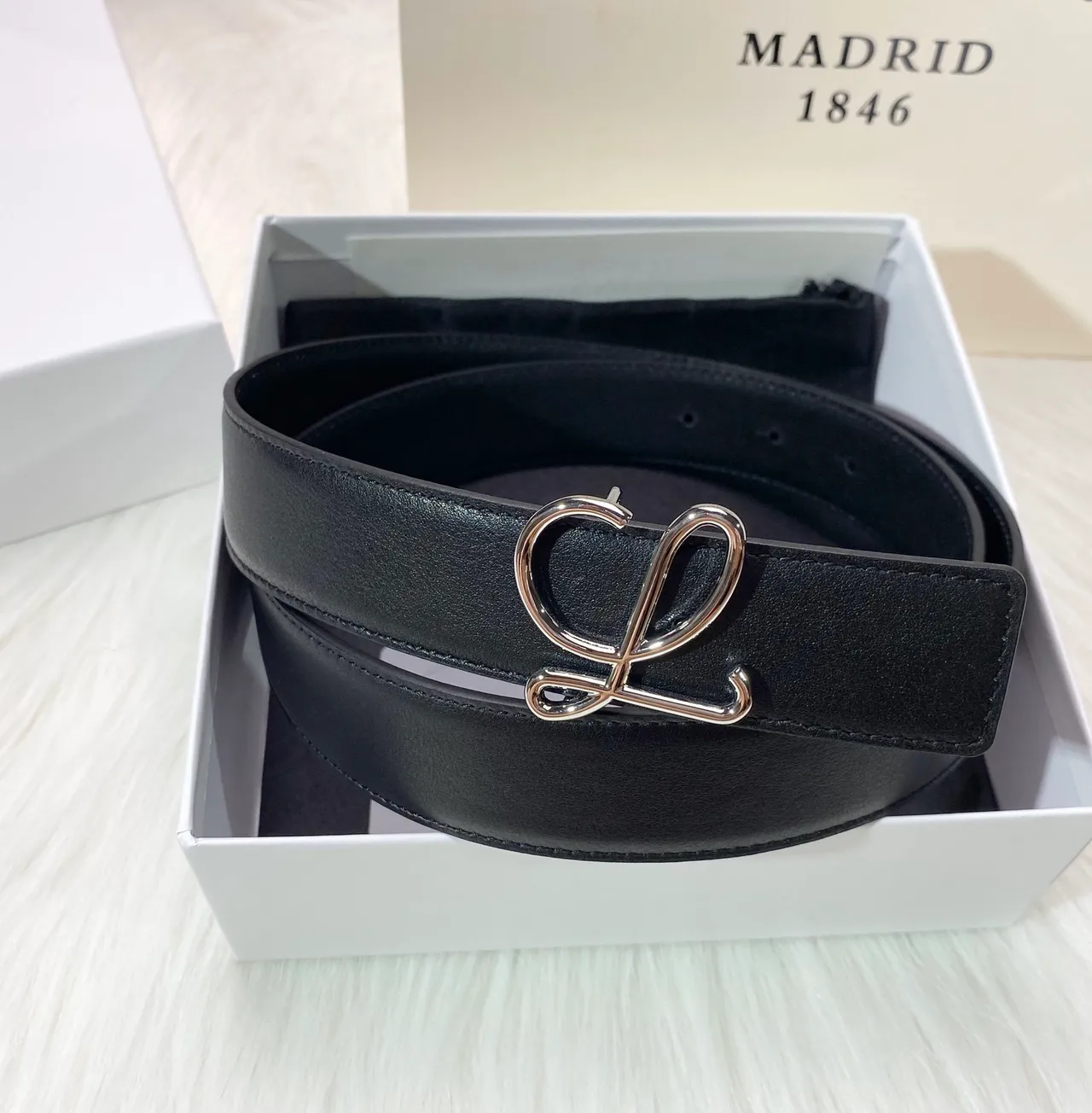 Loewe Anagram حزام جلد أسود 4