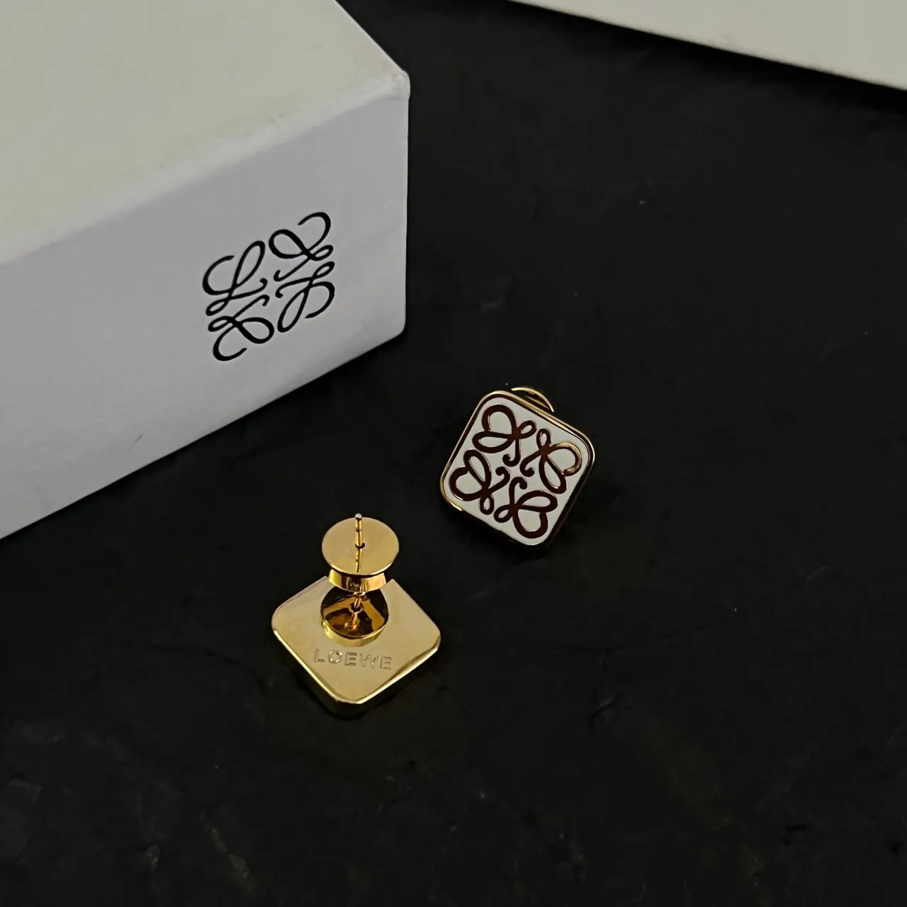 Loewe Anagram أقراط ستد ذهبي أبيض مربع نمط 3