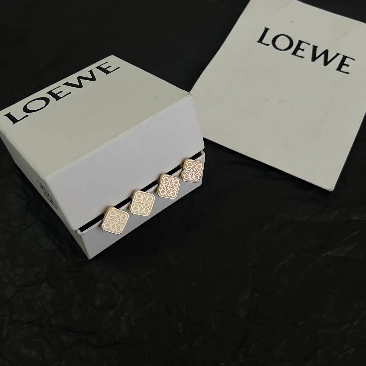 Loewe Anagram أقراط ستد ذهبي أبيض مربع نمط 5