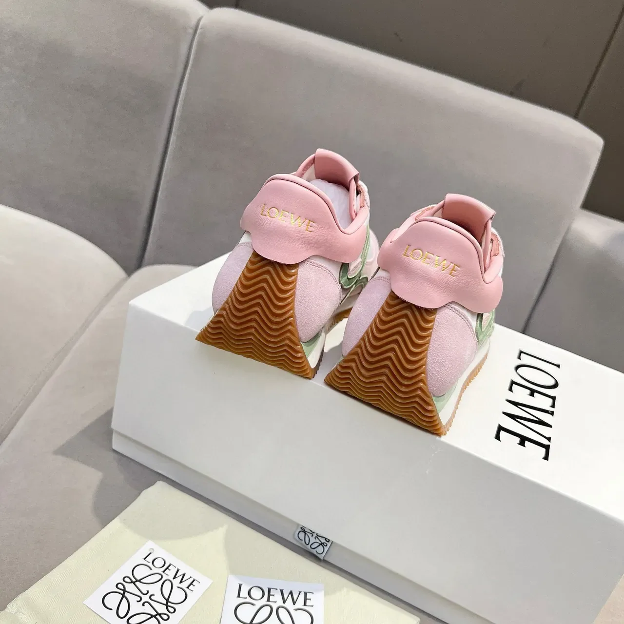 Loewe Flow Runner Pink White Green Orange लाइफस्टाइल स्नीकर 4