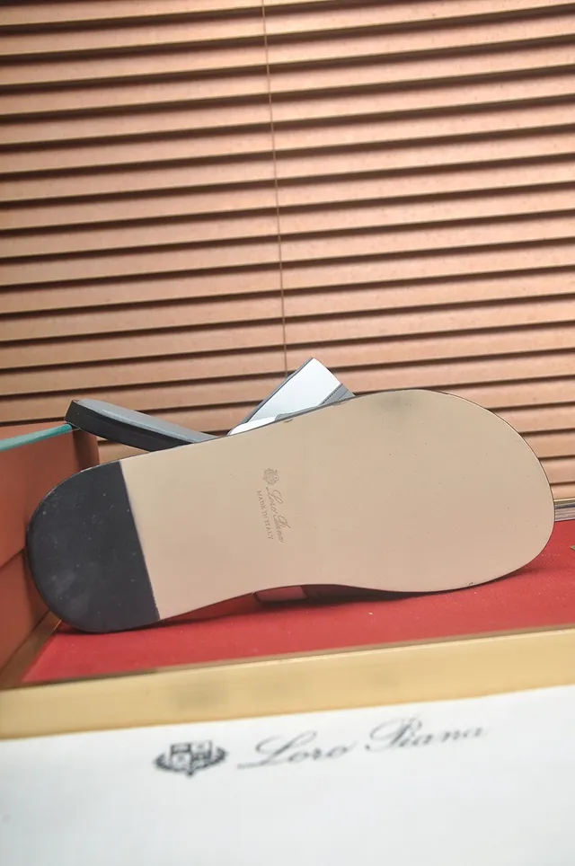 Loro Piana Zapatillas Minimalistas Gris Blanco con Correa Doble 8