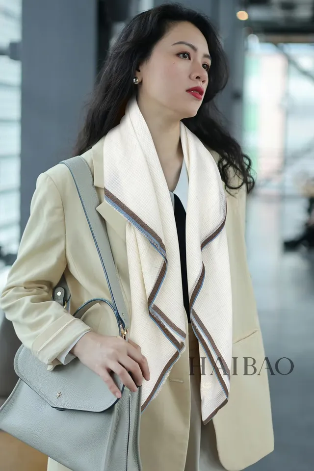 Loro Piana Branco Azul Tecido Leve Bordado Logo Xale de Cachemira 2