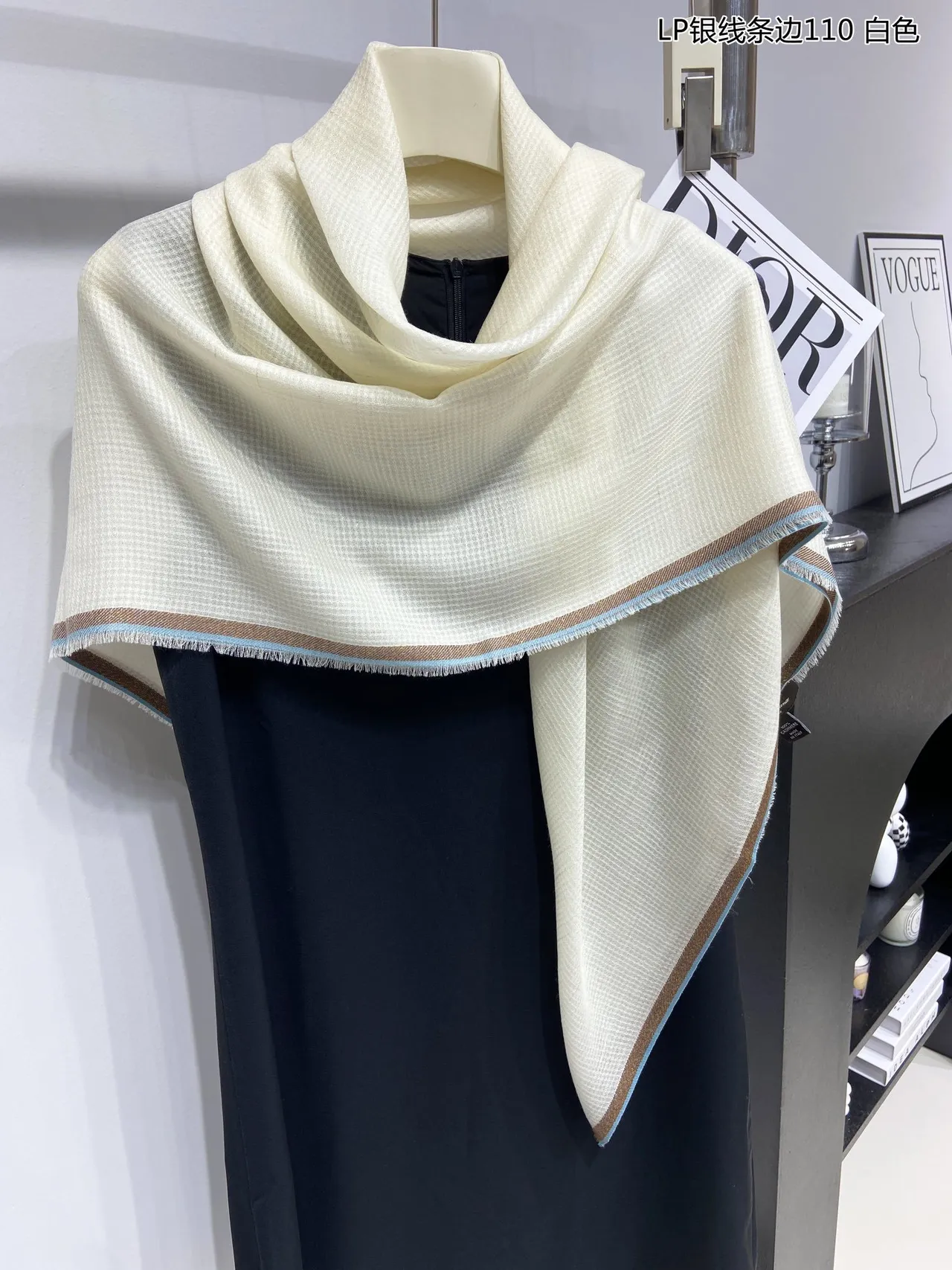 Loro Piana Branco Azul Tecido Leve Bordado Logo Xale de Cachemira 6