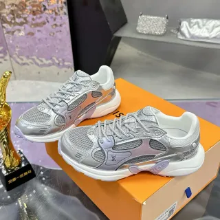 Louis Vuitton Arch Light Sneaker Prata Roxo Metálico Iridescente Lavanda Acentos Tênis Lifestyle
