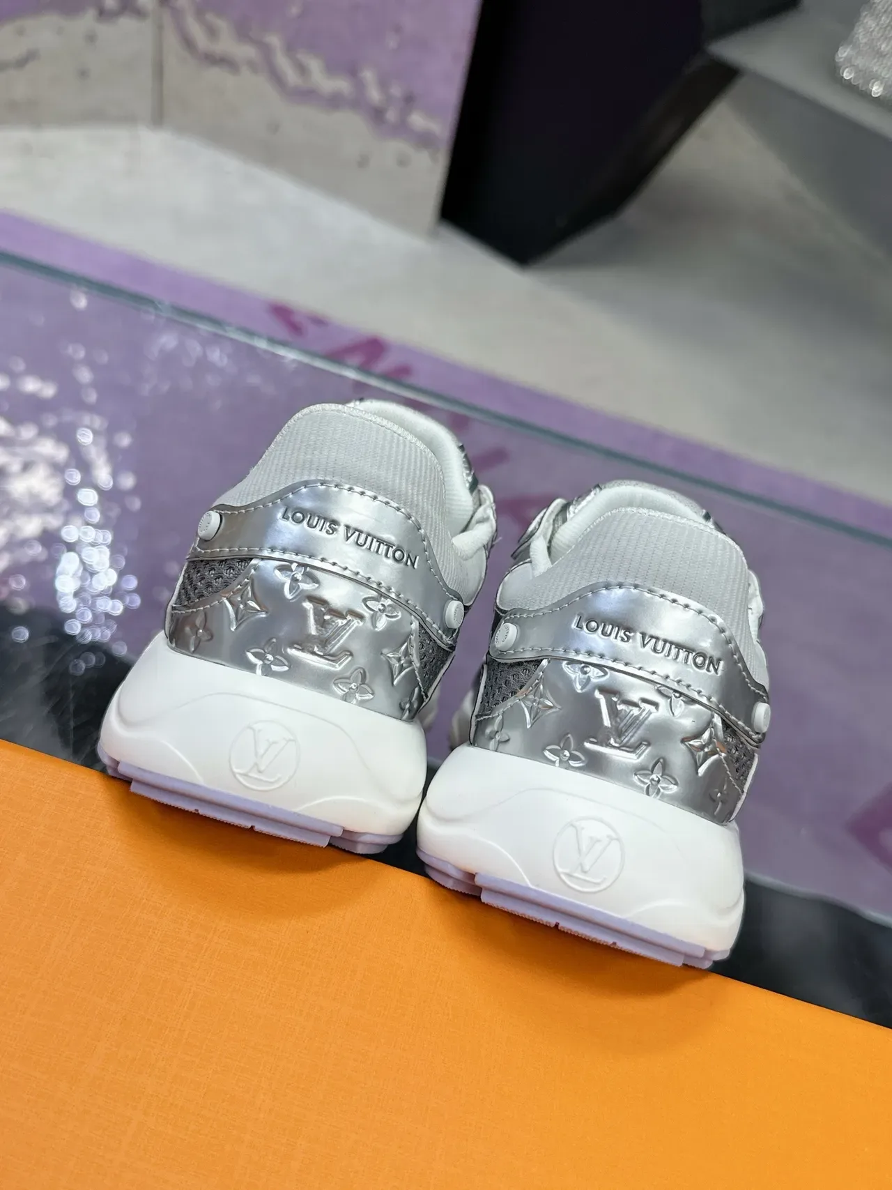 Louis Vuitton Arch Light Sneaker Argent Violet Métallique Iridescent Lavande Accents Lifestyle Sneakers 2
