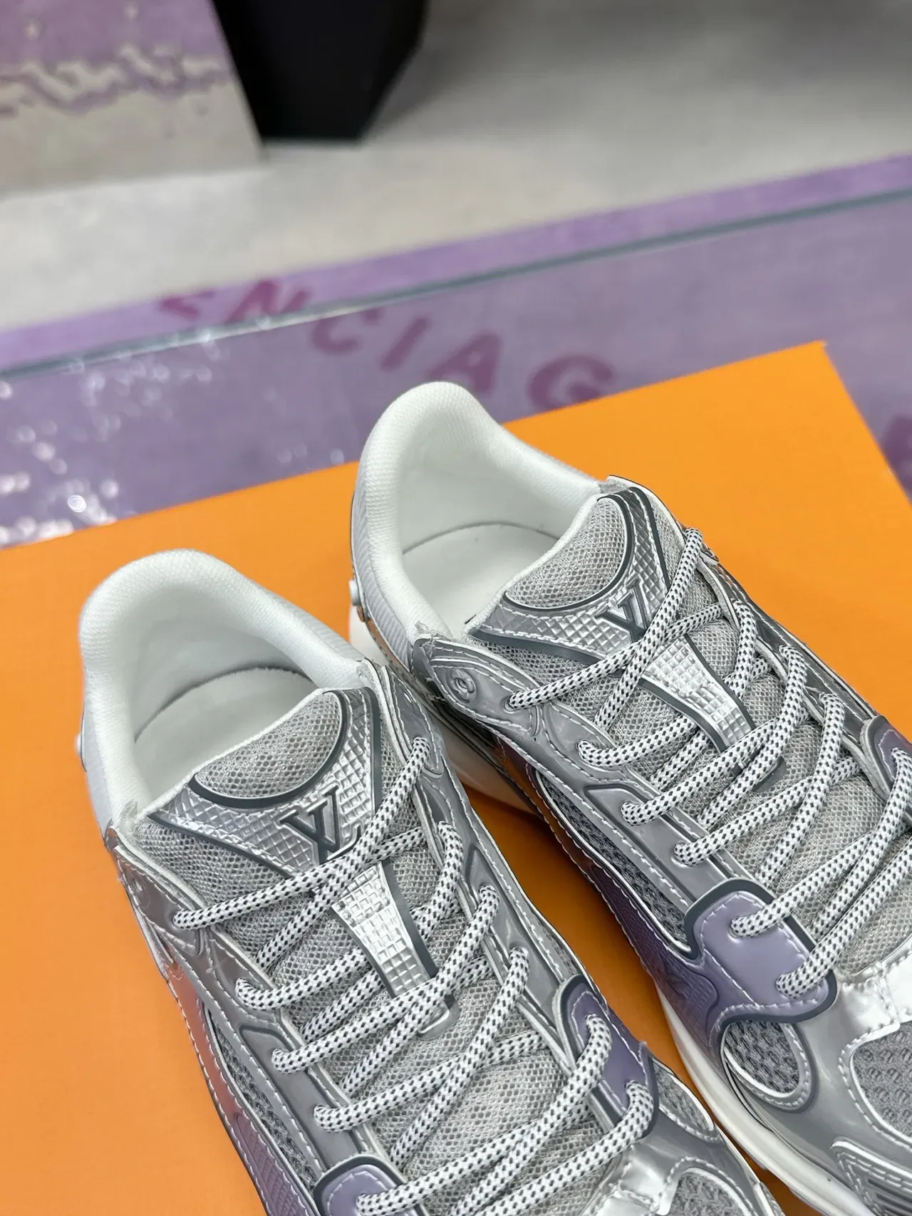 Louis Vuitton Arch Light Sneaker Argent Violet Métallique Iridescent Lavande Accents Lifestyle Sneakers 3