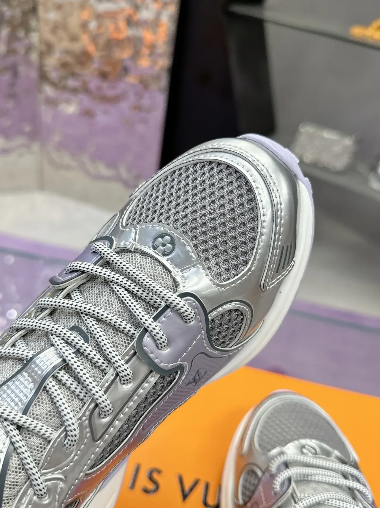 Louis Vuitton Arch Light Sneaker Argent Violet Métallique Iridescent Lavande Accents Lifestyle Sneakers 4