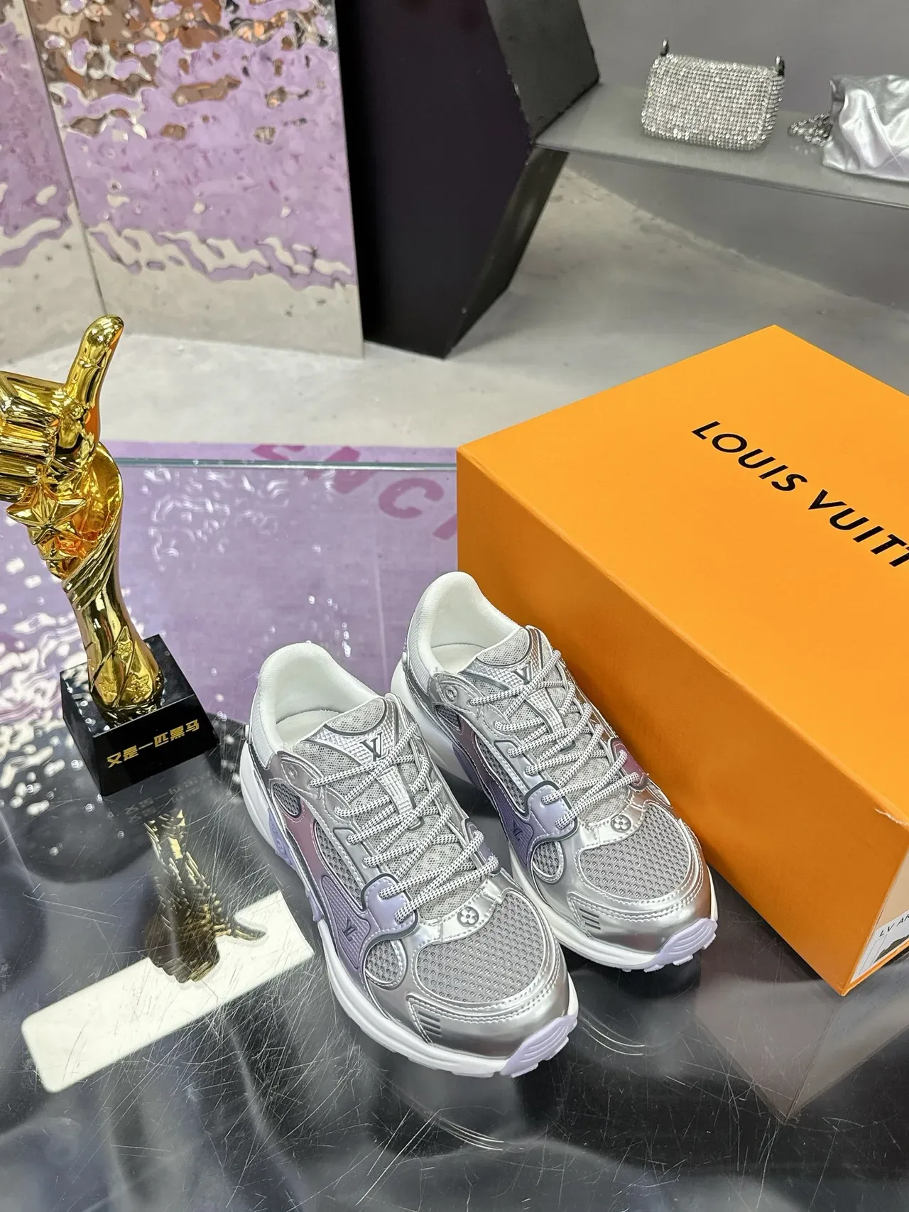 Louis Vuitton Arch Light Sneaker Argent Violet Métallique Iridescent Lavande Accents Lifestyle Sneakers 5