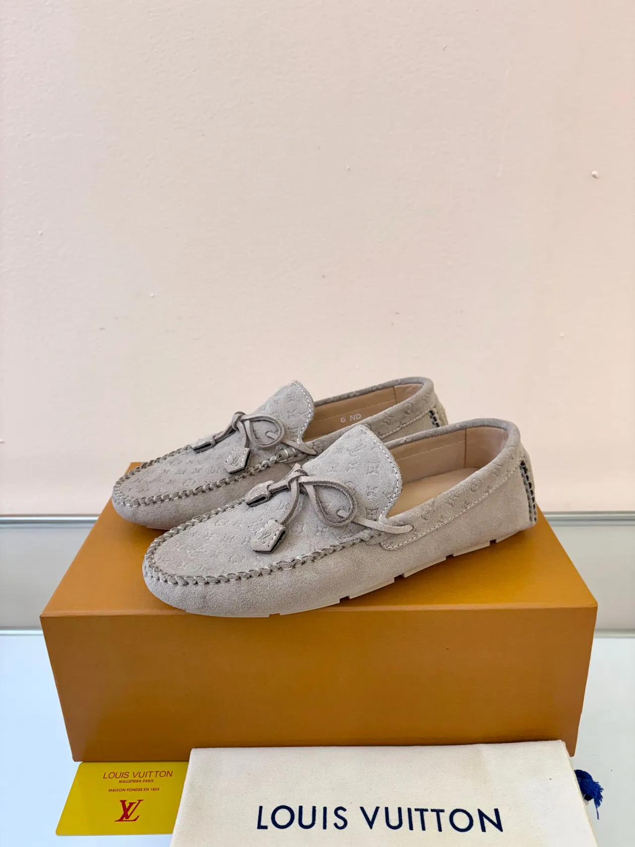 Louis Vuitton Mocasin Beige Monogrammé en Daim avec Nœud Tassel 2