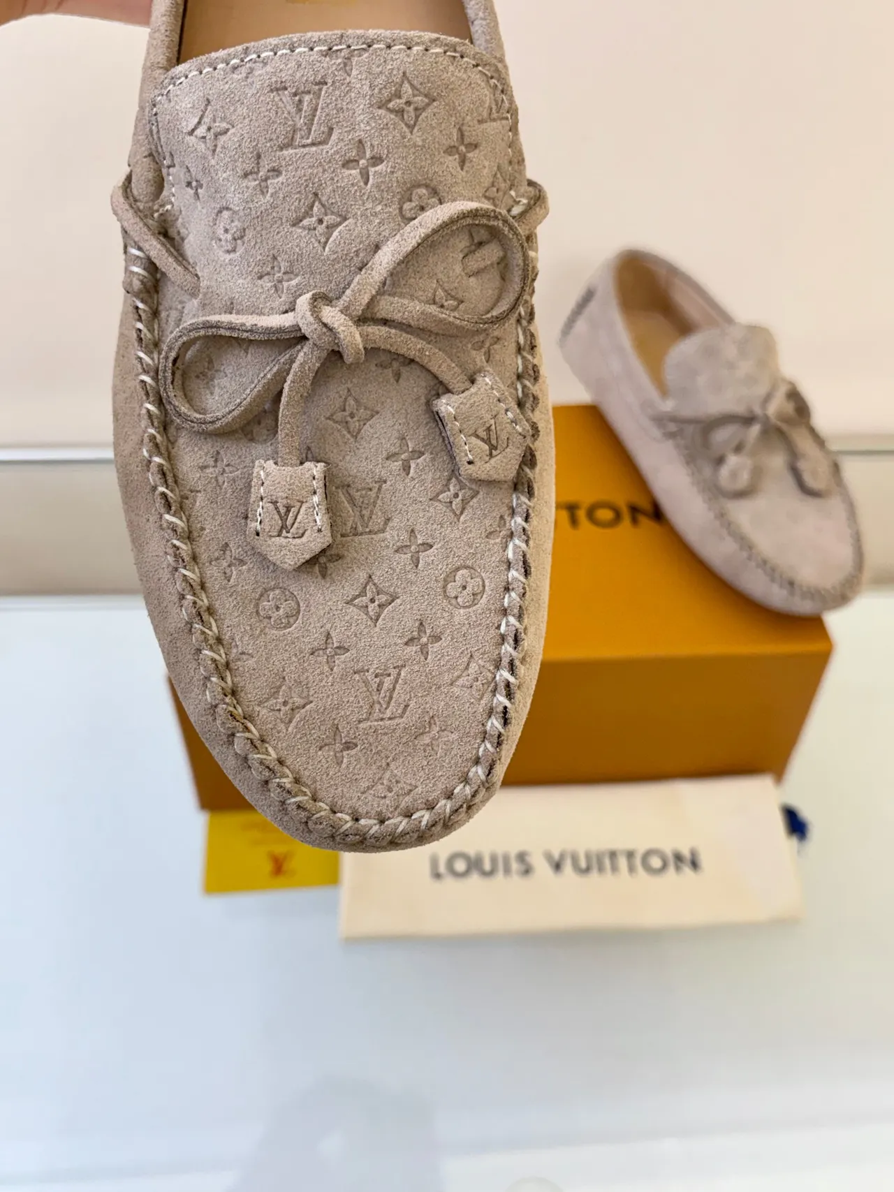 Louis Vuitton Mocasin Beige Monogrammé en Daim avec Nœud Tassel 3