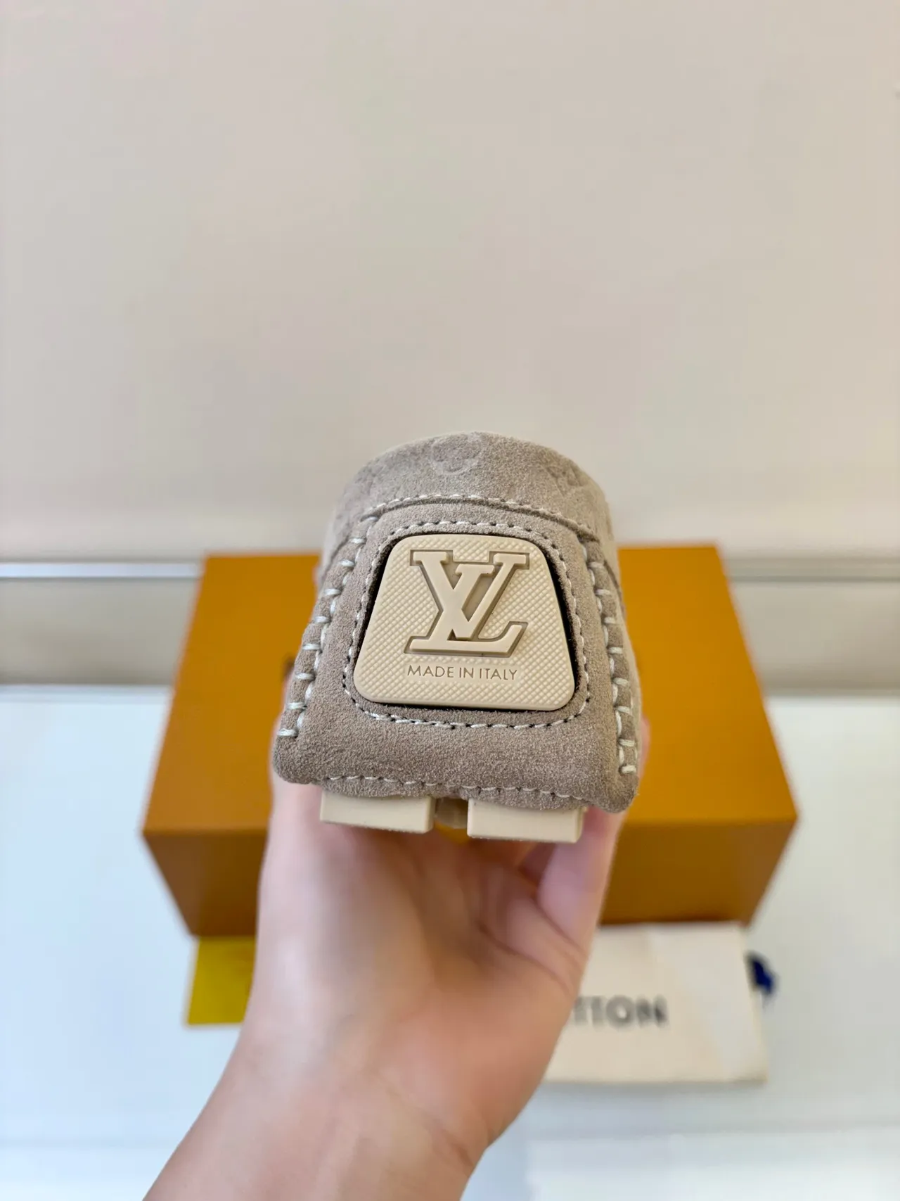 Louis Vuitton Mocasin Beige Monogrammé en Daim avec Nœud Tassel 4