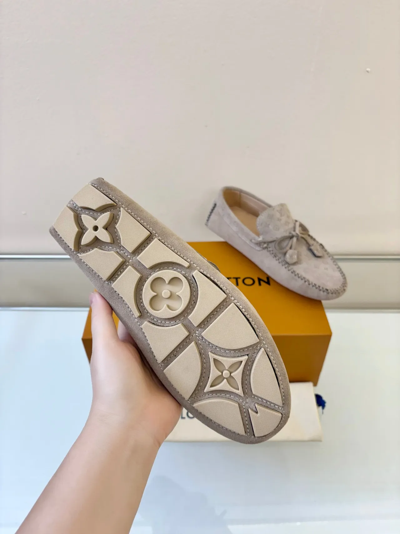 Louis Vuitton Mocasin Beige Monogrammé en Daim avec Nœud Tassel 5