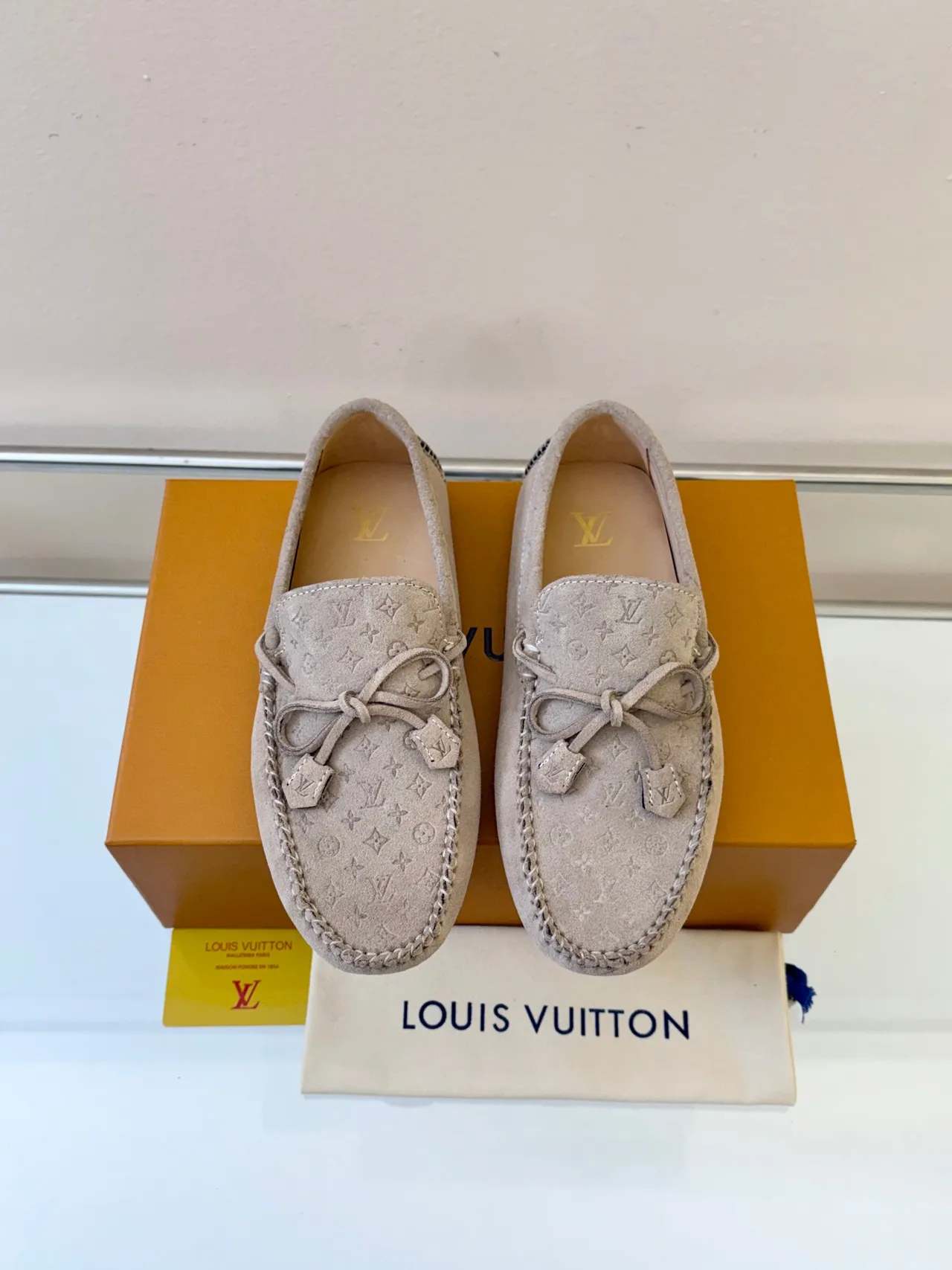 Louis Vuitton Mocasin Beige Monogrammé en Daim avec Nœud Tassel 6
