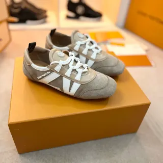 Louis Vuitton Tênis Lifestyle Bege Branco de Suede e Couro com Construção de Painéis e Superposição de Listra em V
