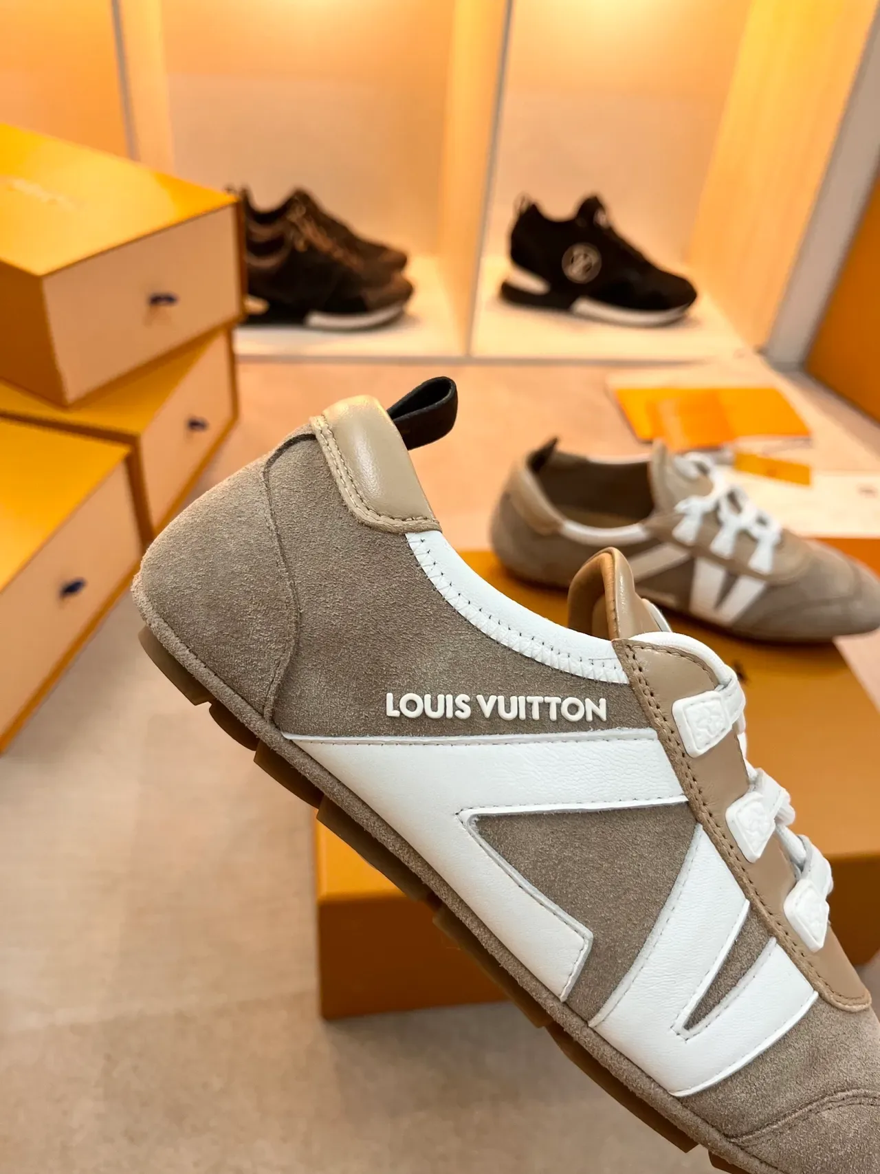 Louis Vuitton Sneakers Lifestyle Beige et Blanc Suede et Cuir Construction de Panneaux Superposition de Rayures en V 2