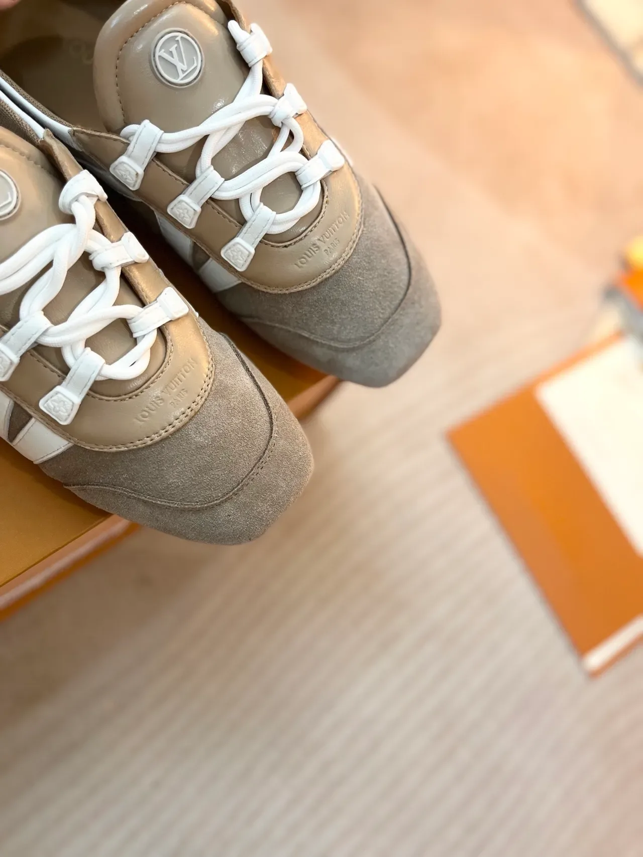 Louis Vuitton Sneakers Lifestyle Beige et Blanc Suede et Cuir Construction de Panneaux Superposition de Rayures en V 3