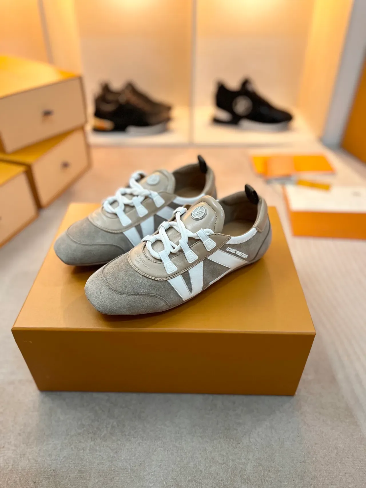 Louis Vuitton Sneakers Lifestyle Beige et Blanc Suede et Cuir Construction de Panneaux Superposition de Rayures en V 5