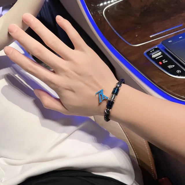 Louis Vuitton Bracelet en cuir tressé noir et bleu avec fermeture magnétique 6
