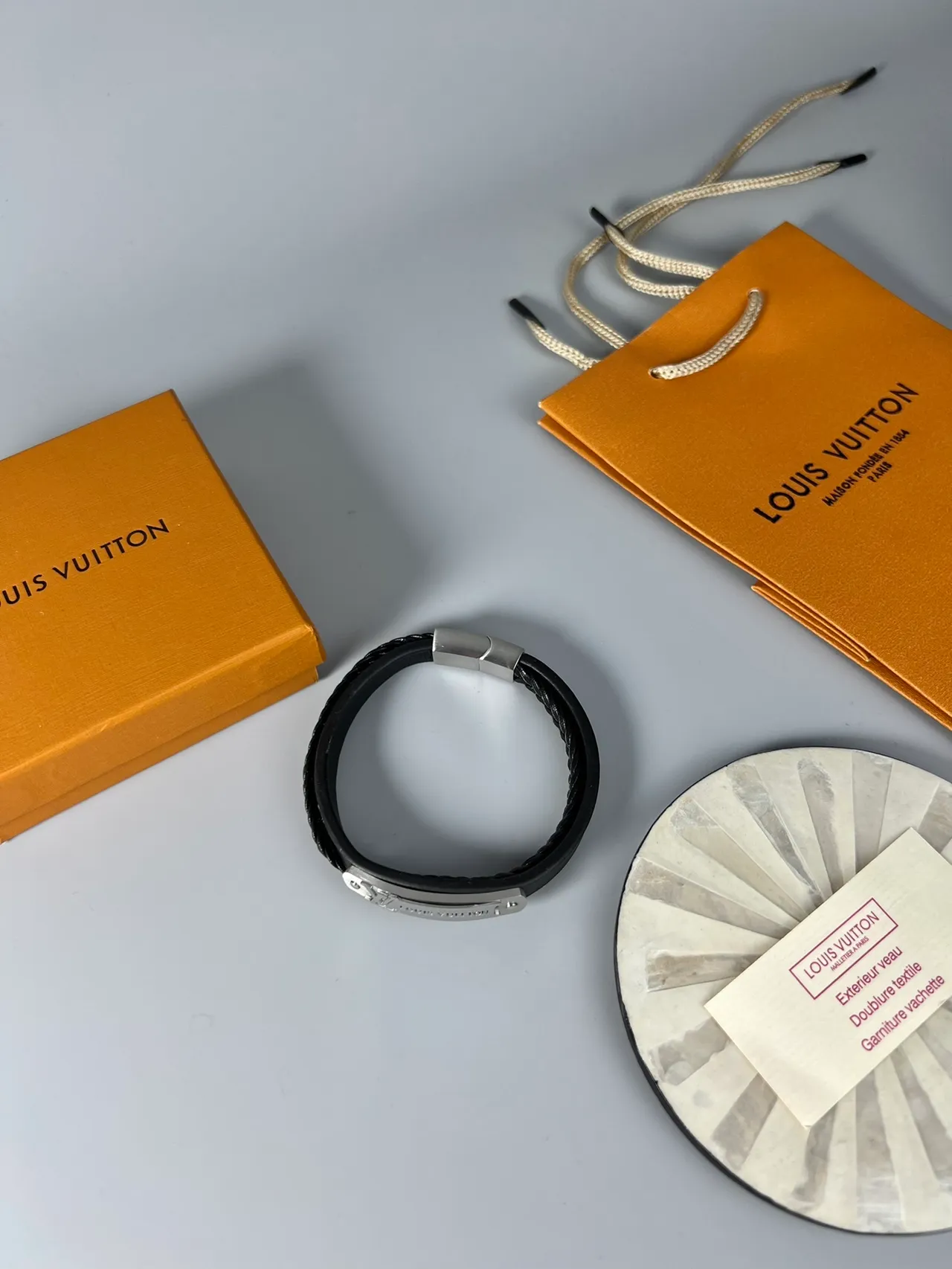 Louis Vuitton काला सोने का बुना हुआ चमड़े का ट्विस्टेड कॉर्ड कलाई का कड़ा 2