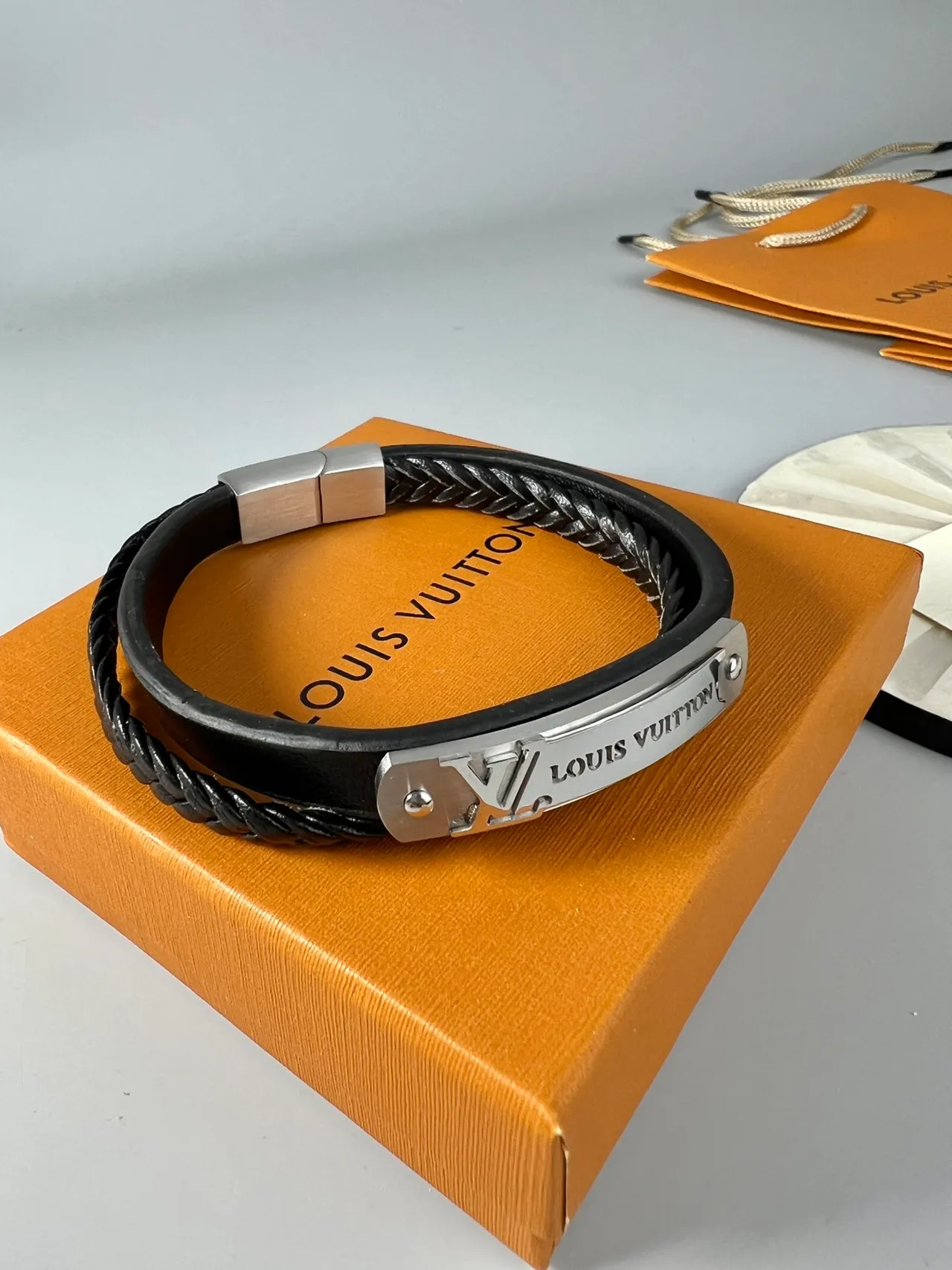 Louis Vuitton काला सोने का बुना हुआ चमड़े का ट्विस्टेड कॉर्ड कलाई का कड़ा 3