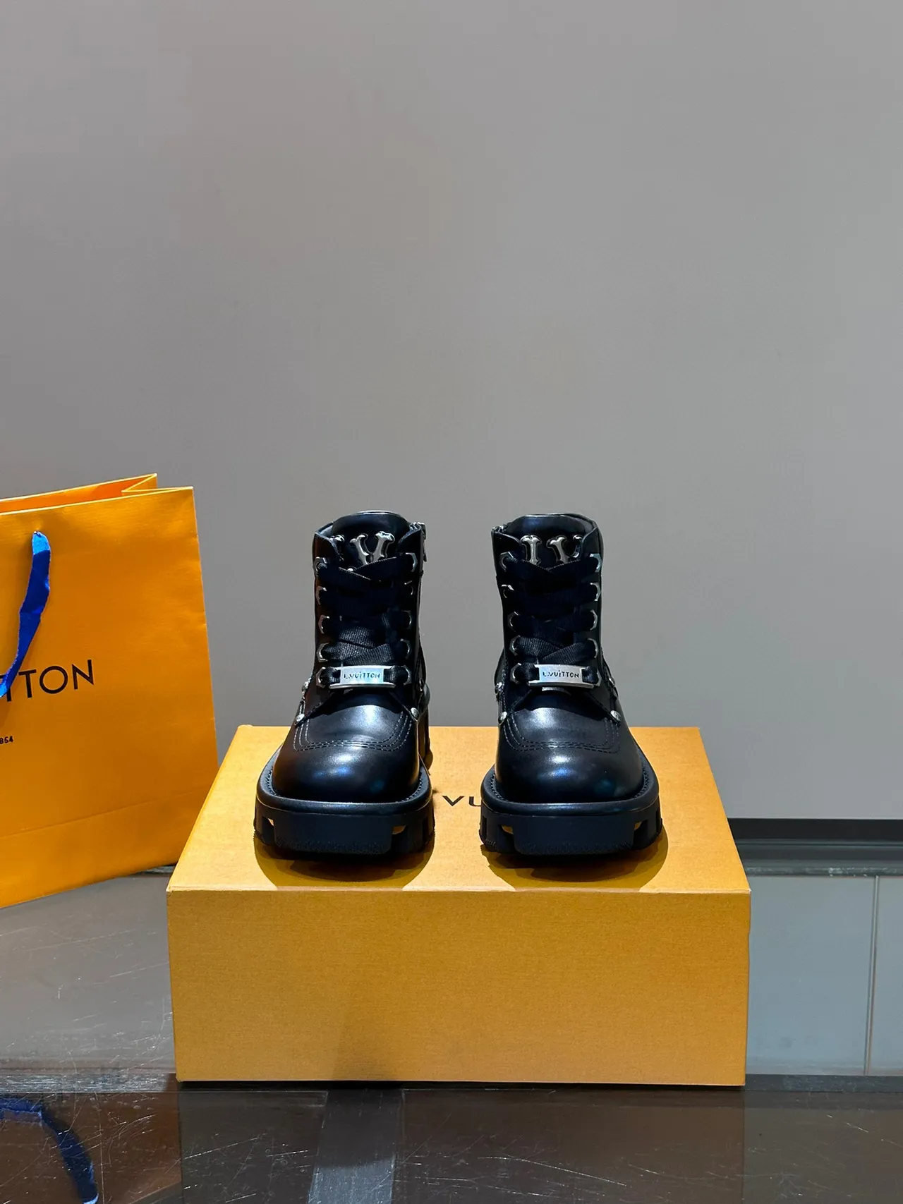 Louis Vuitton bottines de cheville en cuir noir à semelle épaisses à crampons 2