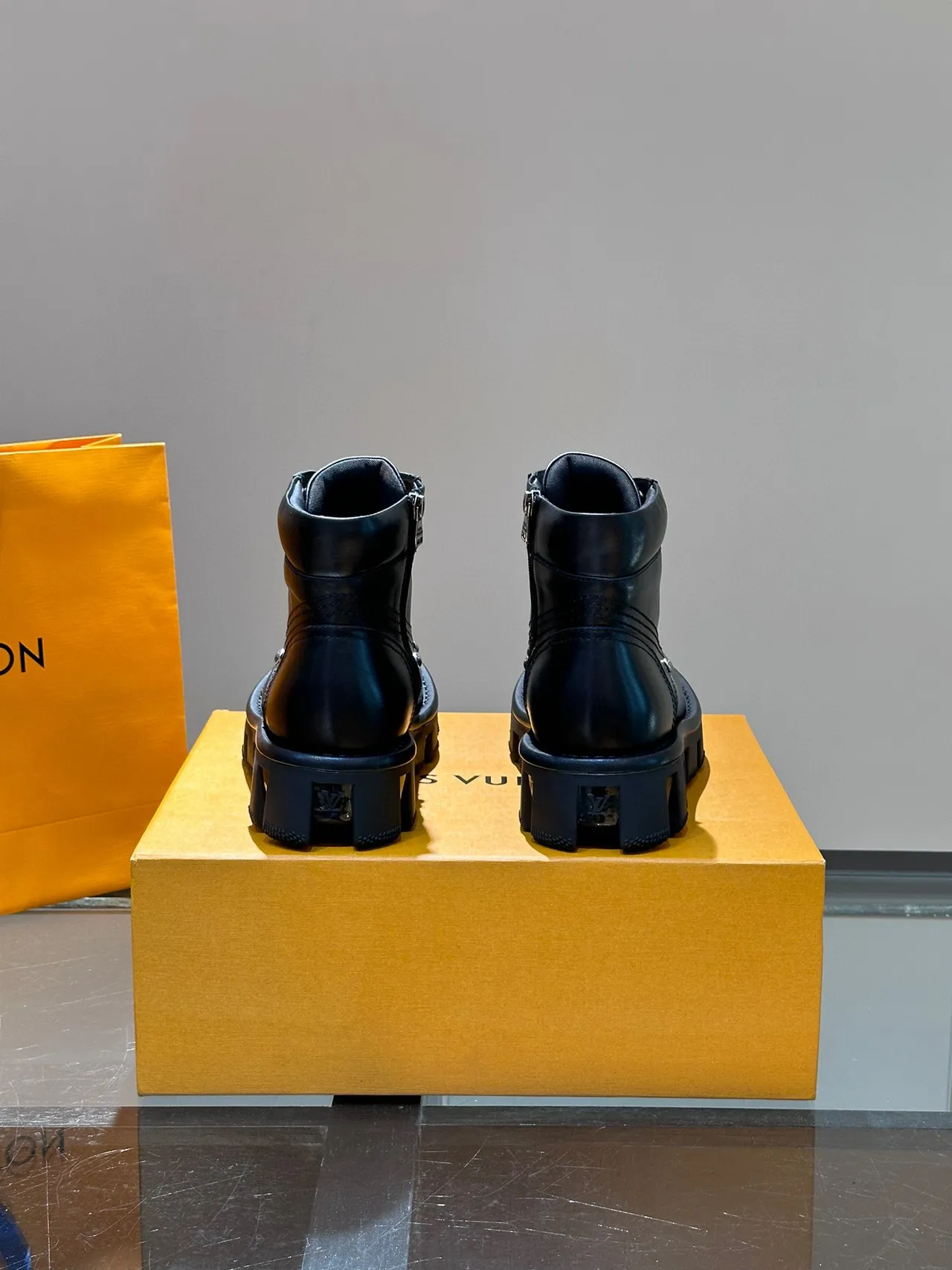Louis Vuitton bottines de cheville en cuir noir à semelle épaisses à crampons 4