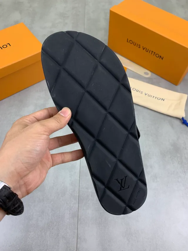 Louis Vuitton 黑色银色光泽专利皮革矩形扣带拖鞋 2