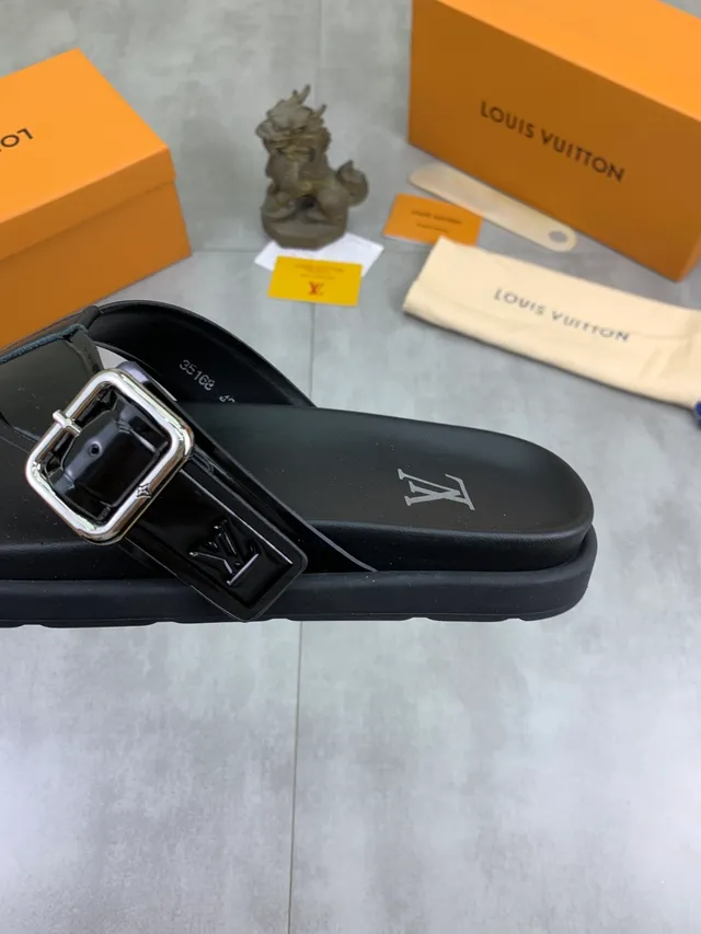 Louis Vuitton 黑色银色光泽专利皮革矩形扣带拖鞋 3