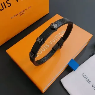 Louis Vuitton Pulsera de Cuero Texturizado Negro y Plata con Monograma y Remaches