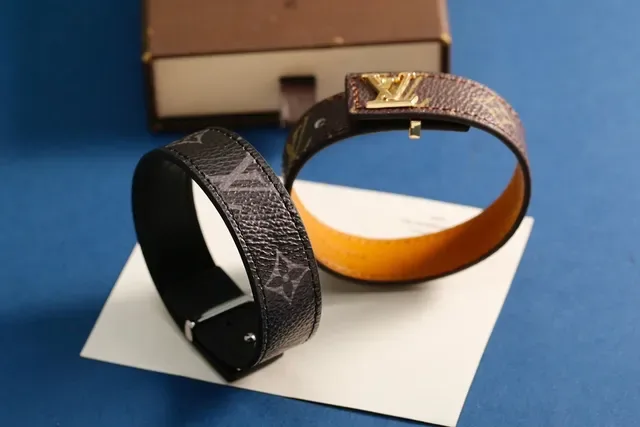 Louis Vuitton Cinturón de Cuero Negro Plata Texturizado Pebble Interlocking LV Monogram Hebilla 4