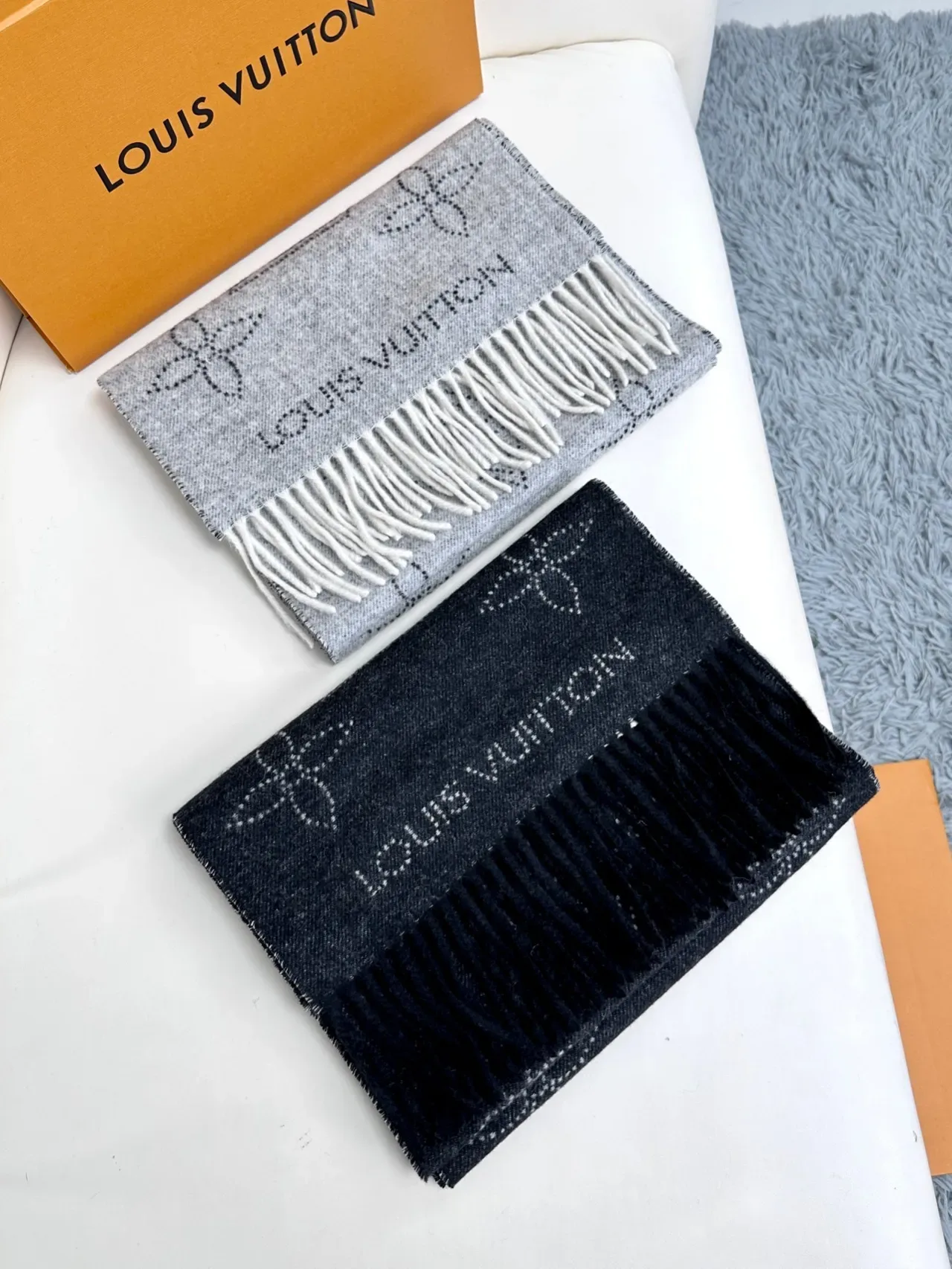 Louis Vuitton Écharpe Rayée Noire et Blanche à Franges 6