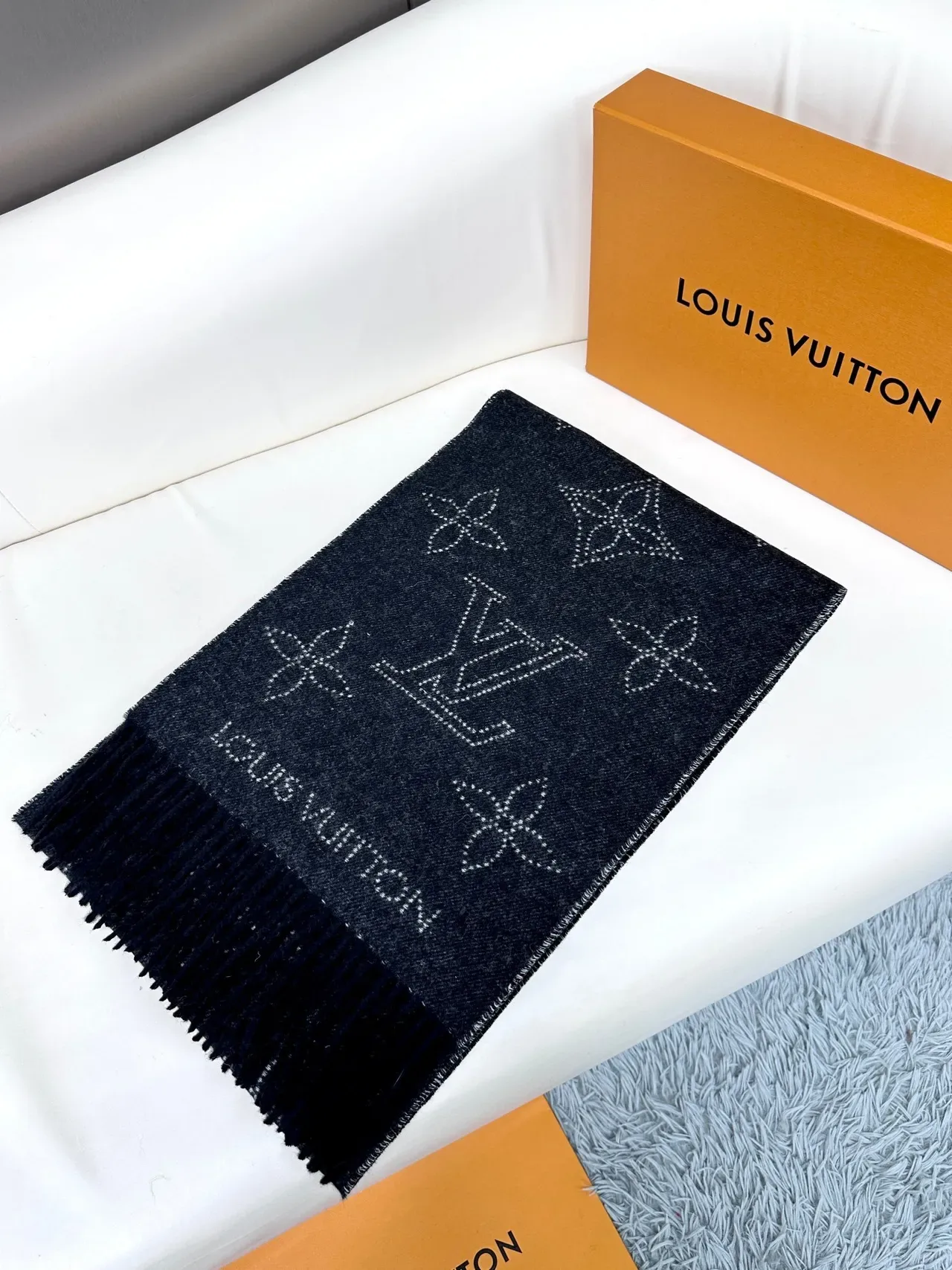 Louis Vuitton Écharpe Rayée Noire et Blanche à Franges 7