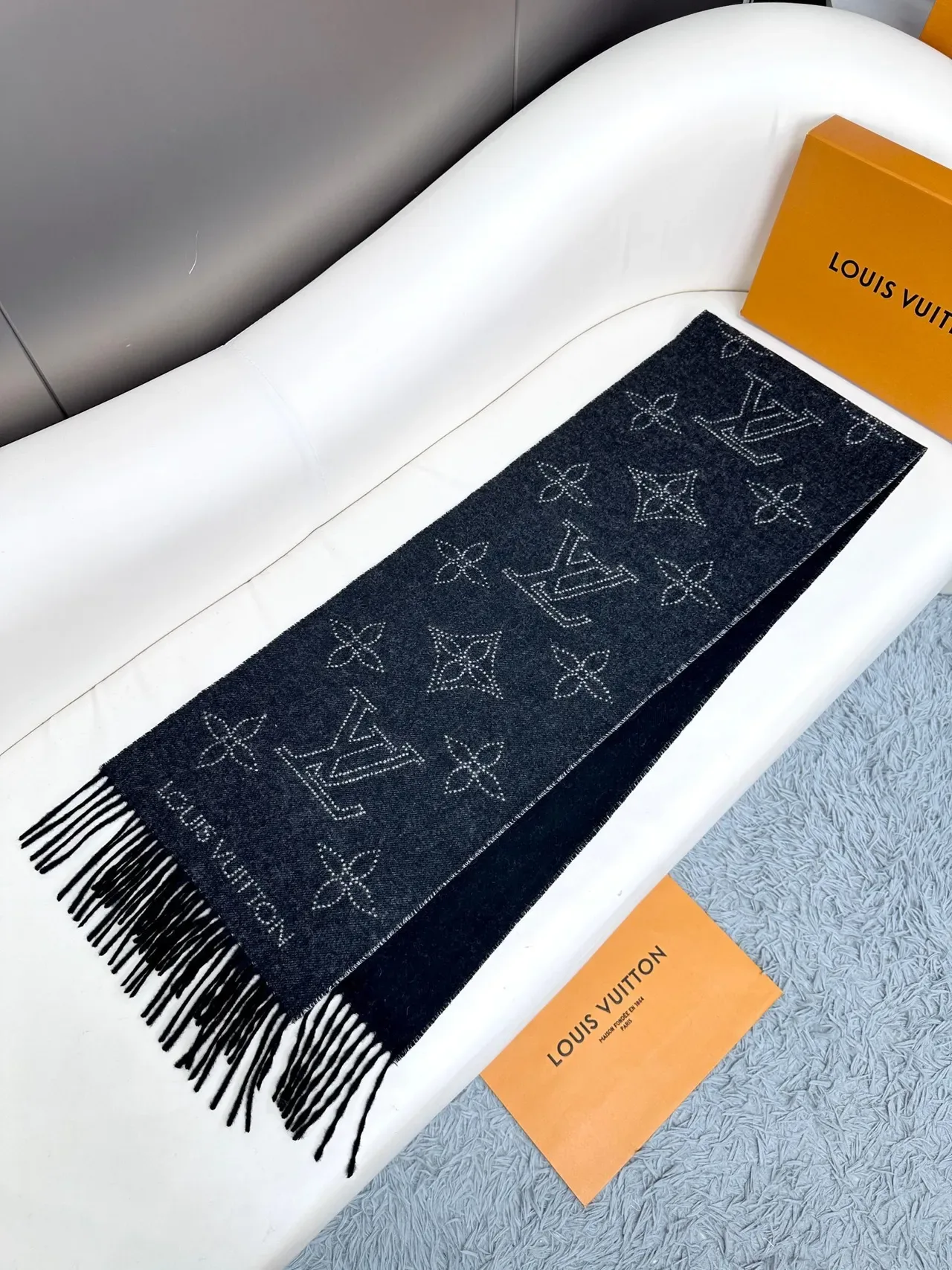 Louis Vuitton Écharpe Rayée Noire et Blanche à Franges 8