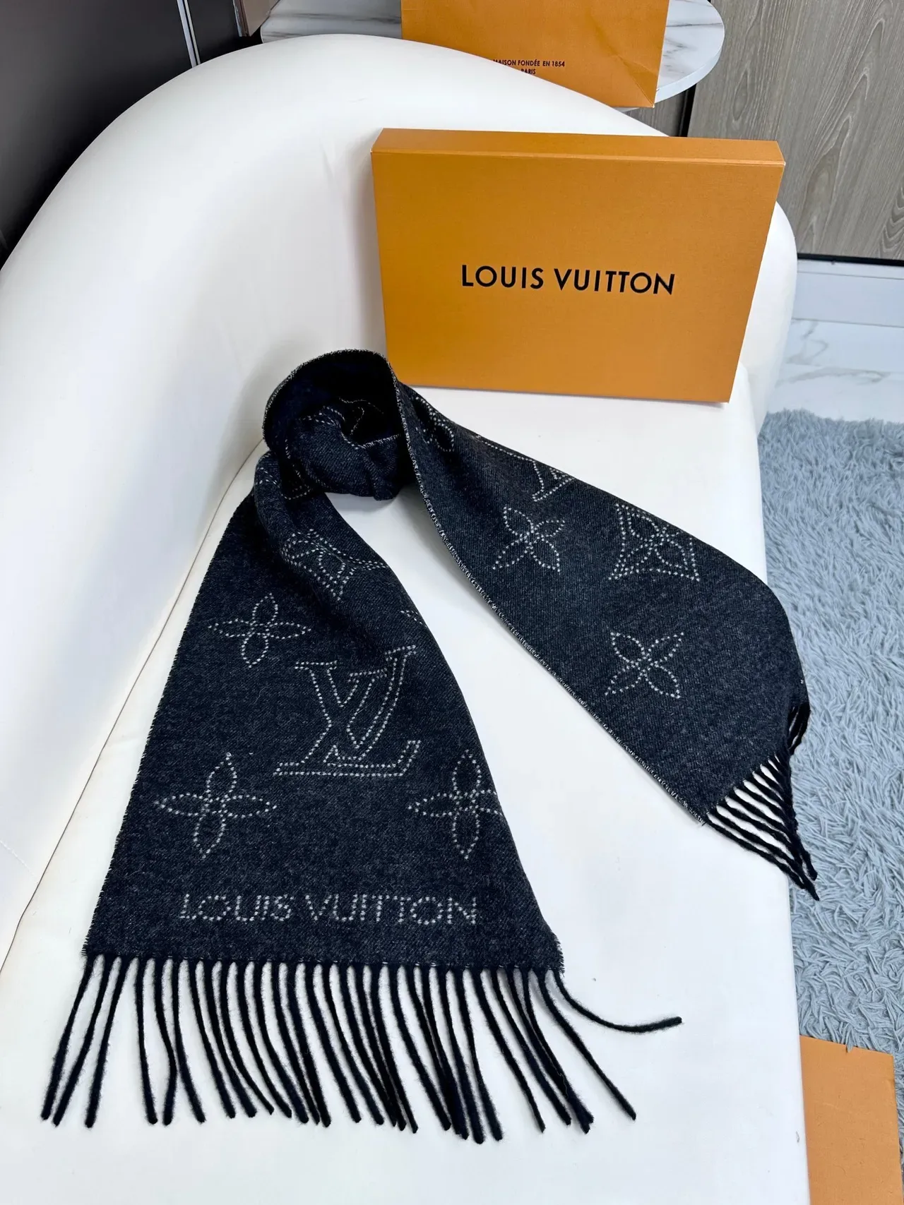 Louis Vuitton Écharpe Rayée Noire et Blanche à Franges 9