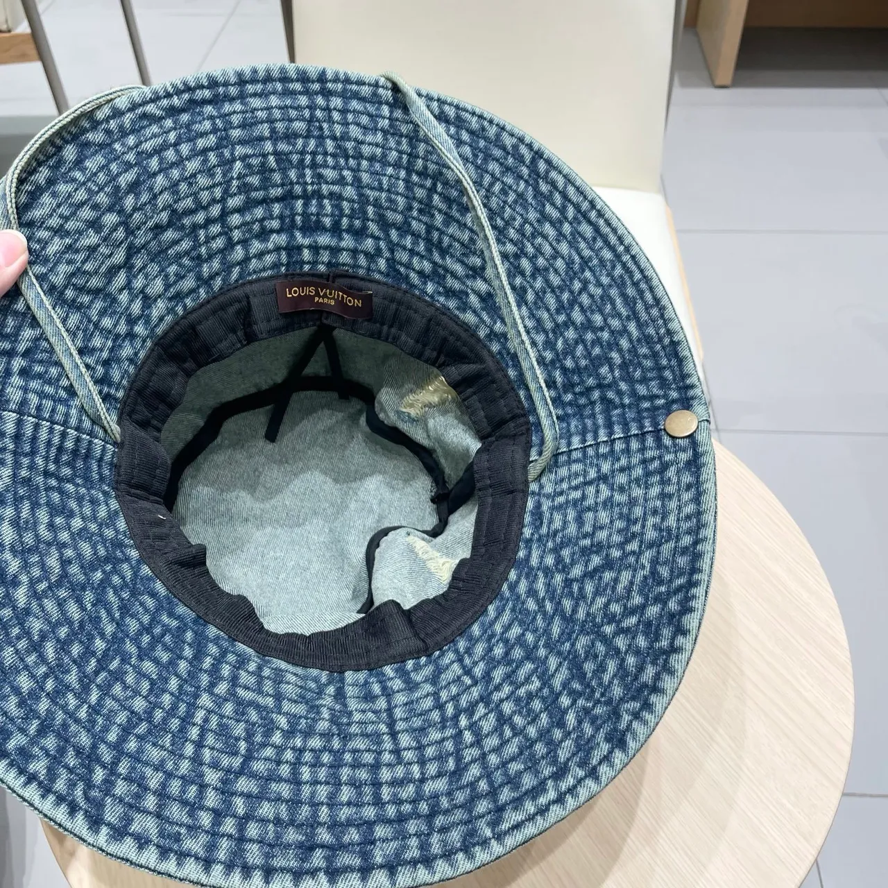 Louis Vuitton chapéu bucket azul dourado denim distressed 2