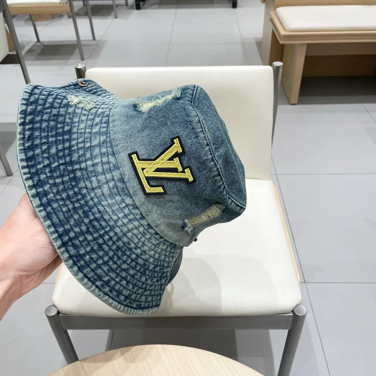 Louis Vuitton chapéu bucket azul dourado denim distressed 3