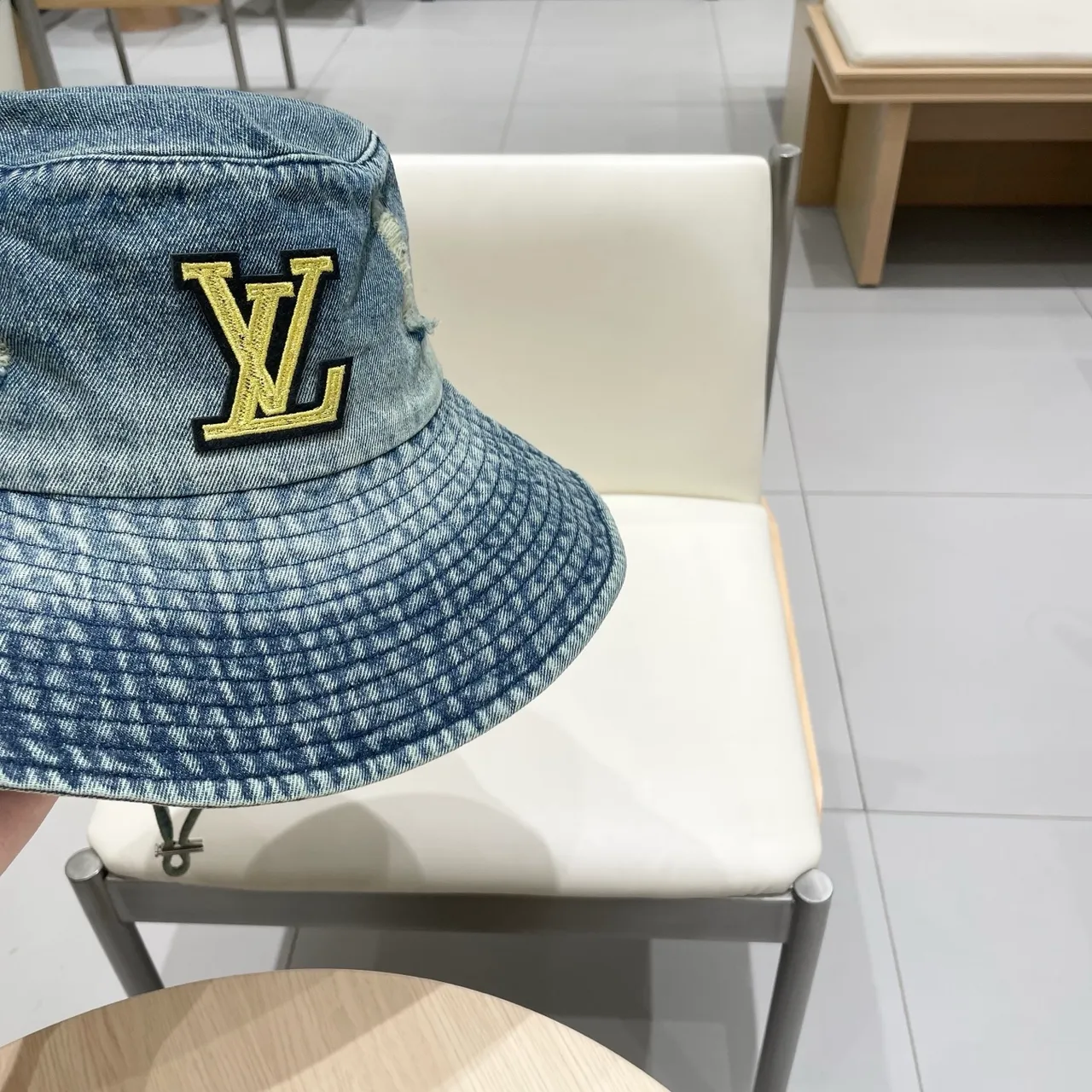 Louis Vuitton chapéu bucket azul dourado denim distressed 4