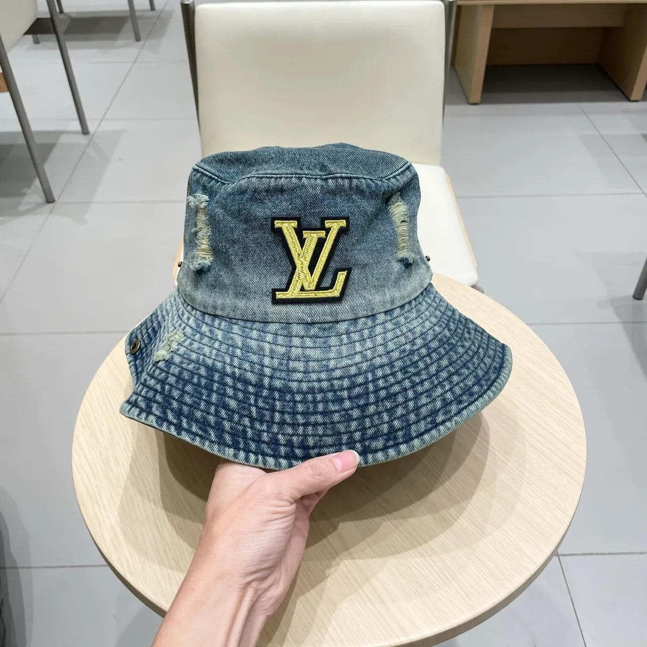 Louis Vuitton chapéu bucket azul dourado denim distressed 5