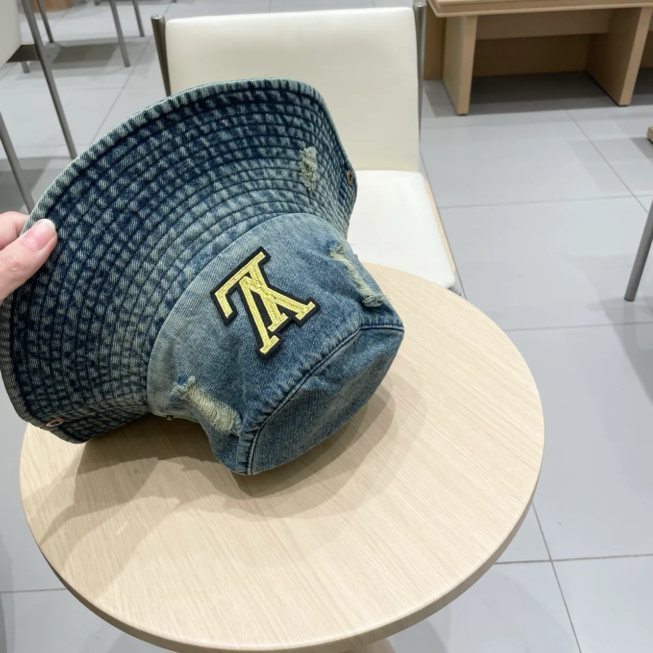 Louis Vuitton chapéu bucket azul dourado denim distressed 7