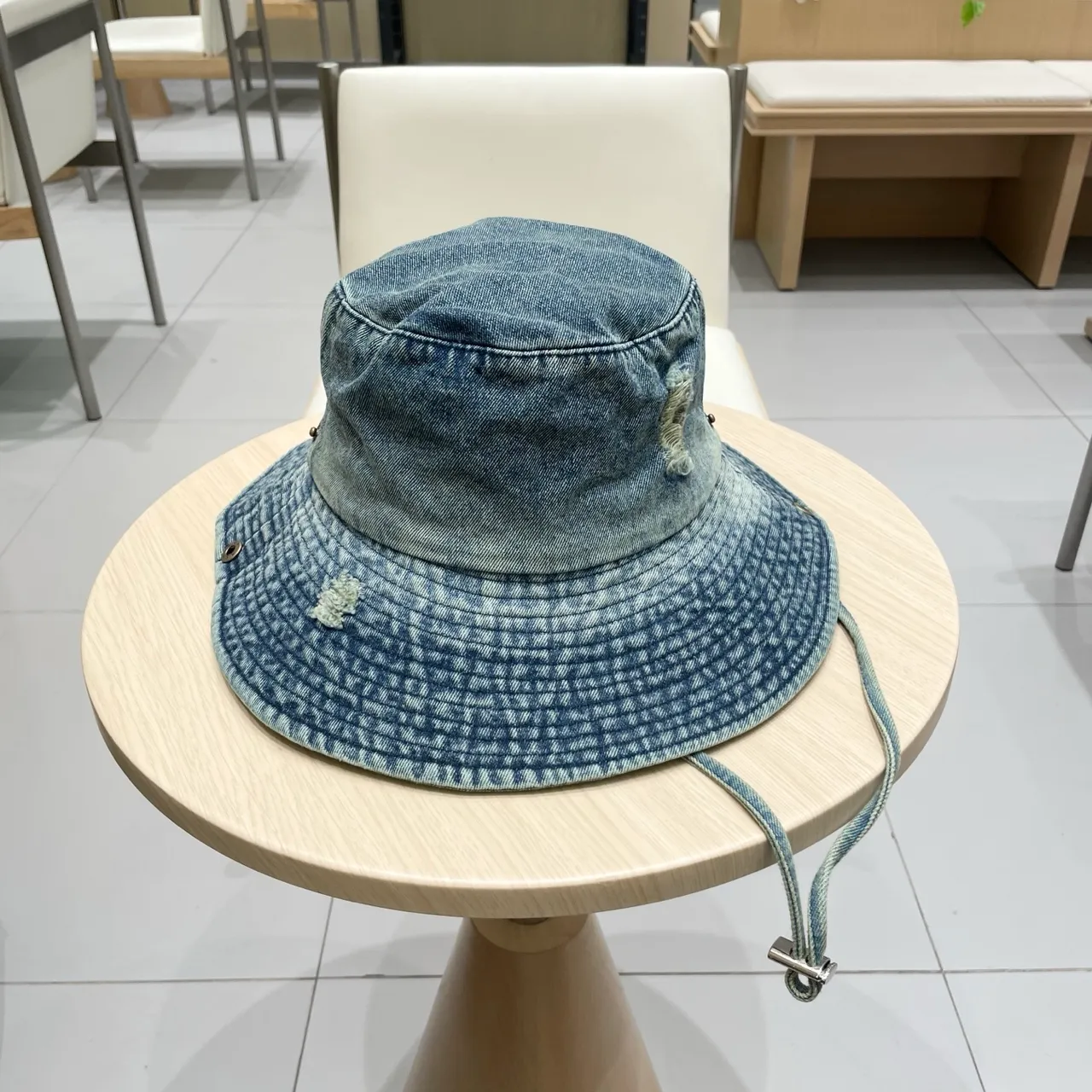 Louis Vuitton chapéu bucket azul dourado denim distressed 8