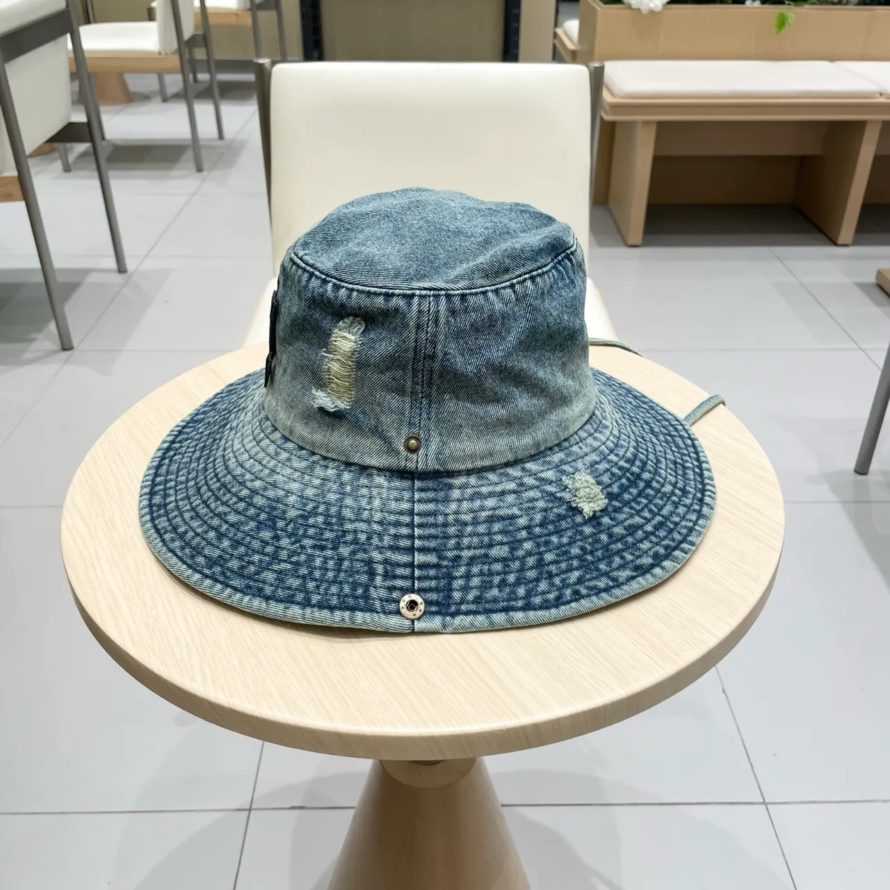 Louis Vuitton chapéu bucket azul dourado denim distressed 9