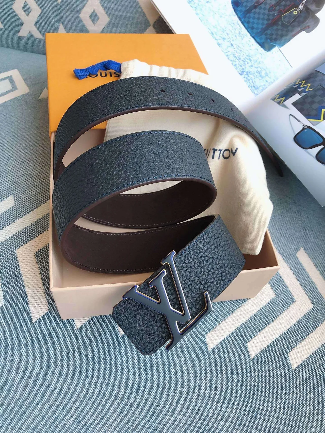 Ceinture en cuir Louis Vuitton bleu doré texturée pebble oversized avec boucle monogram 2