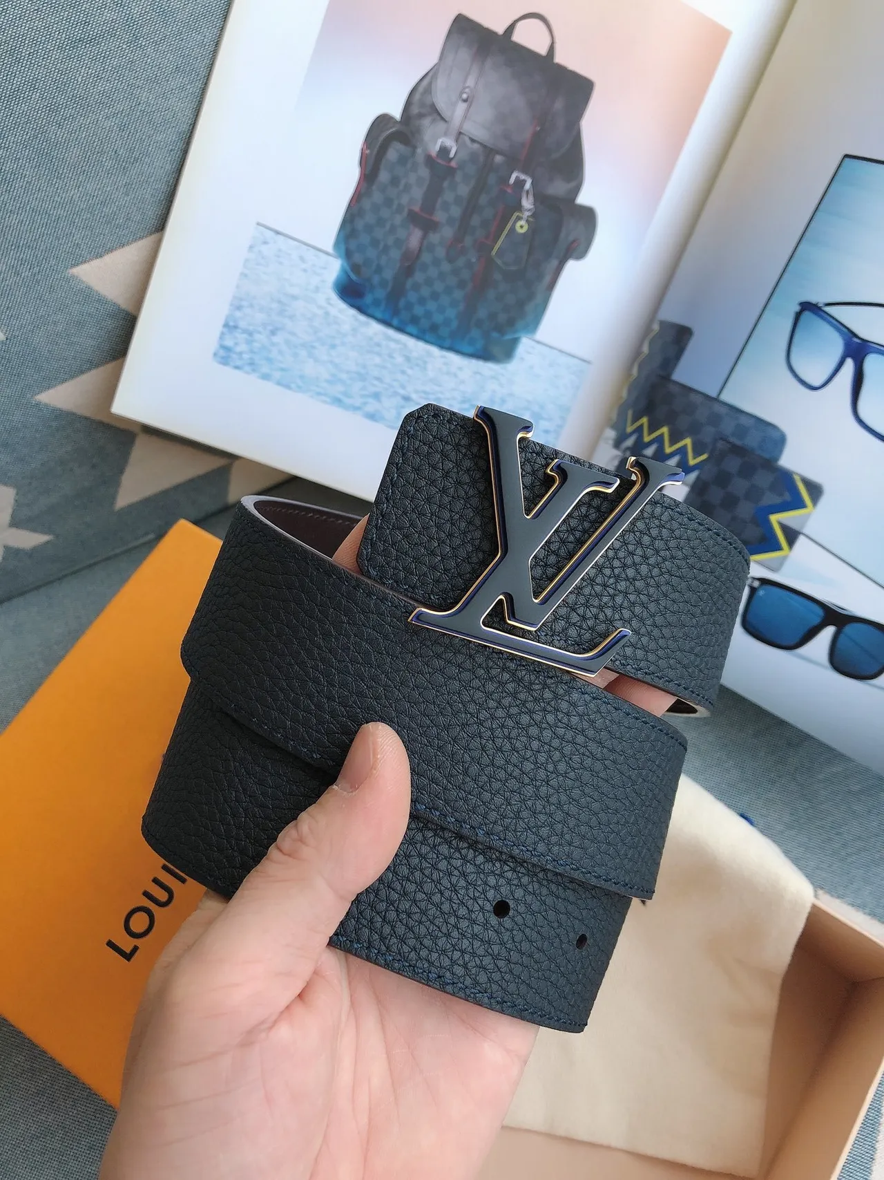 Ceinture en cuir Louis Vuitton bleu doré texturée pebble oversized avec boucle monogram 3