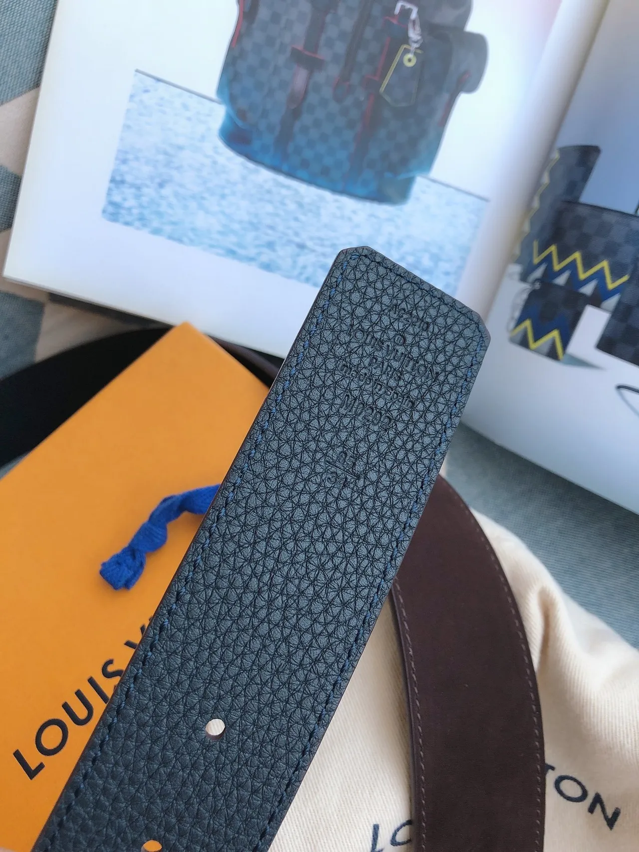 Ceinture en cuir Louis Vuitton bleu doré texturée pebble oversized avec boucle monogram 4