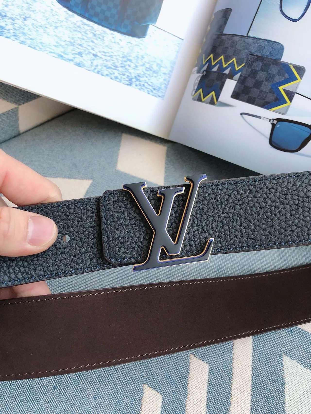 Ceinture en cuir Louis Vuitton bleu doré texturée pebble oversized avec boucle monogram 5