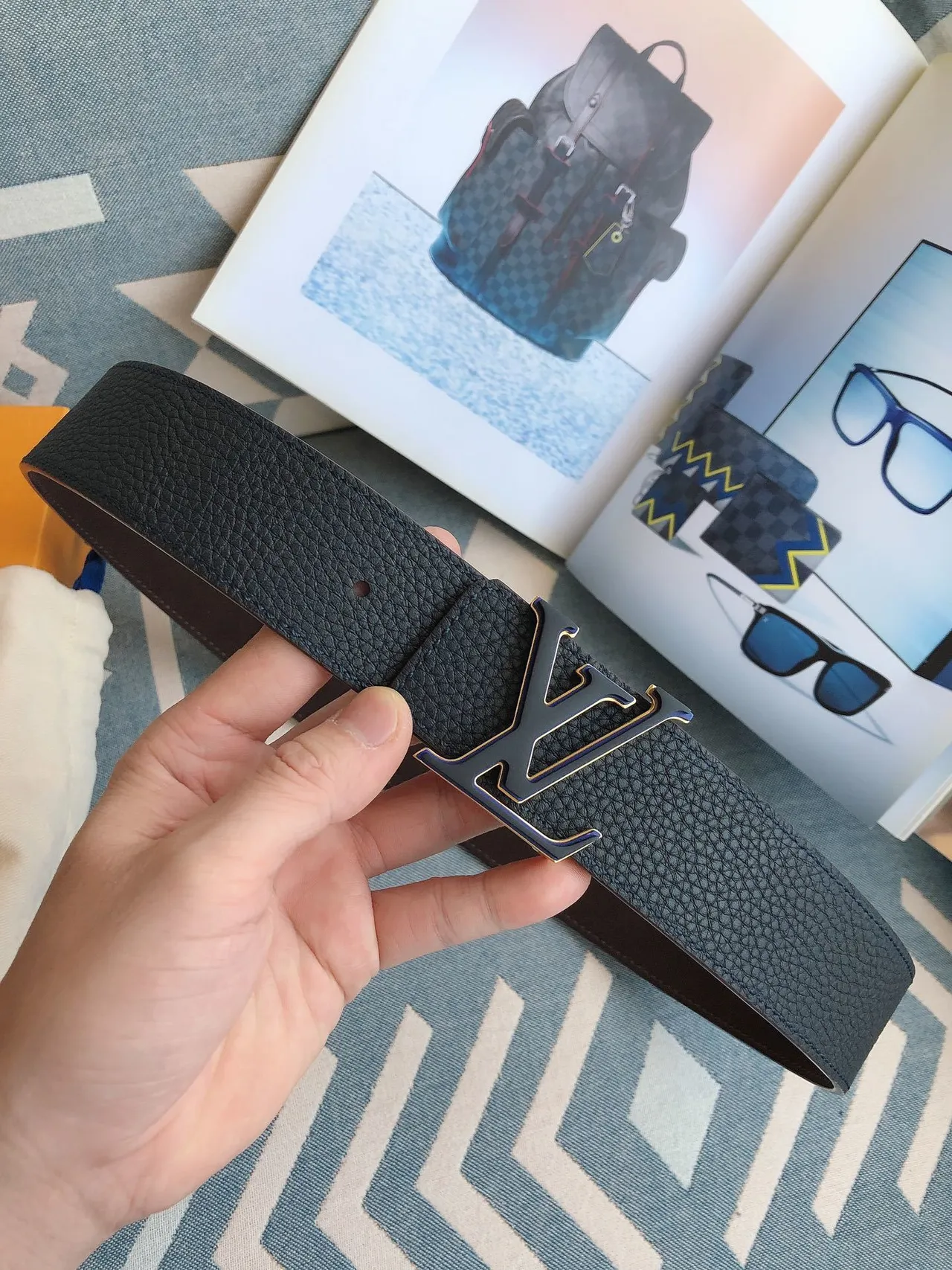 Ceinture en cuir Louis Vuitton bleu doré texturée pebble oversized avec boucle monogram 6